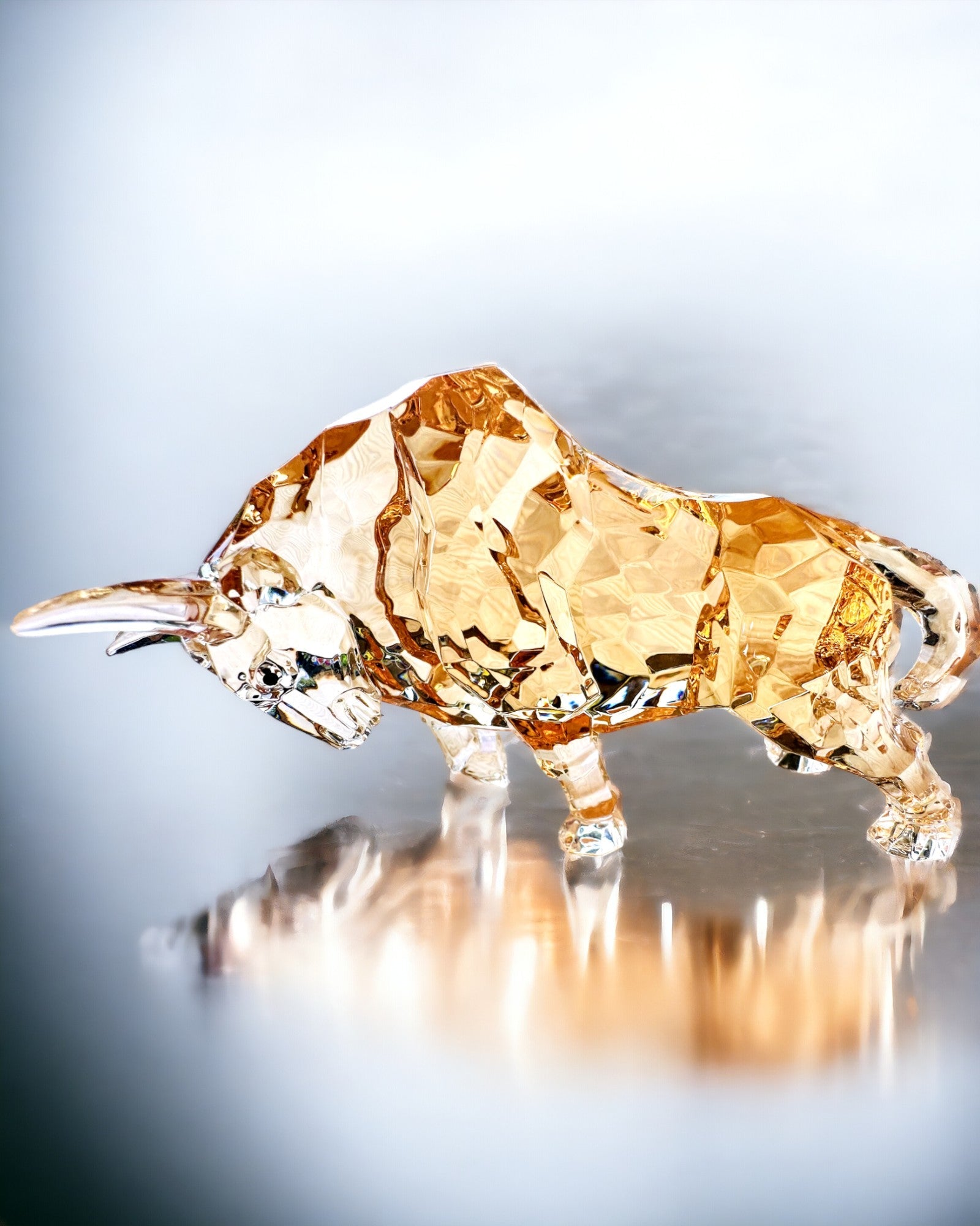 Estatua "Złoty Byk" de resina, diseño transparente, posibilidad de personalización