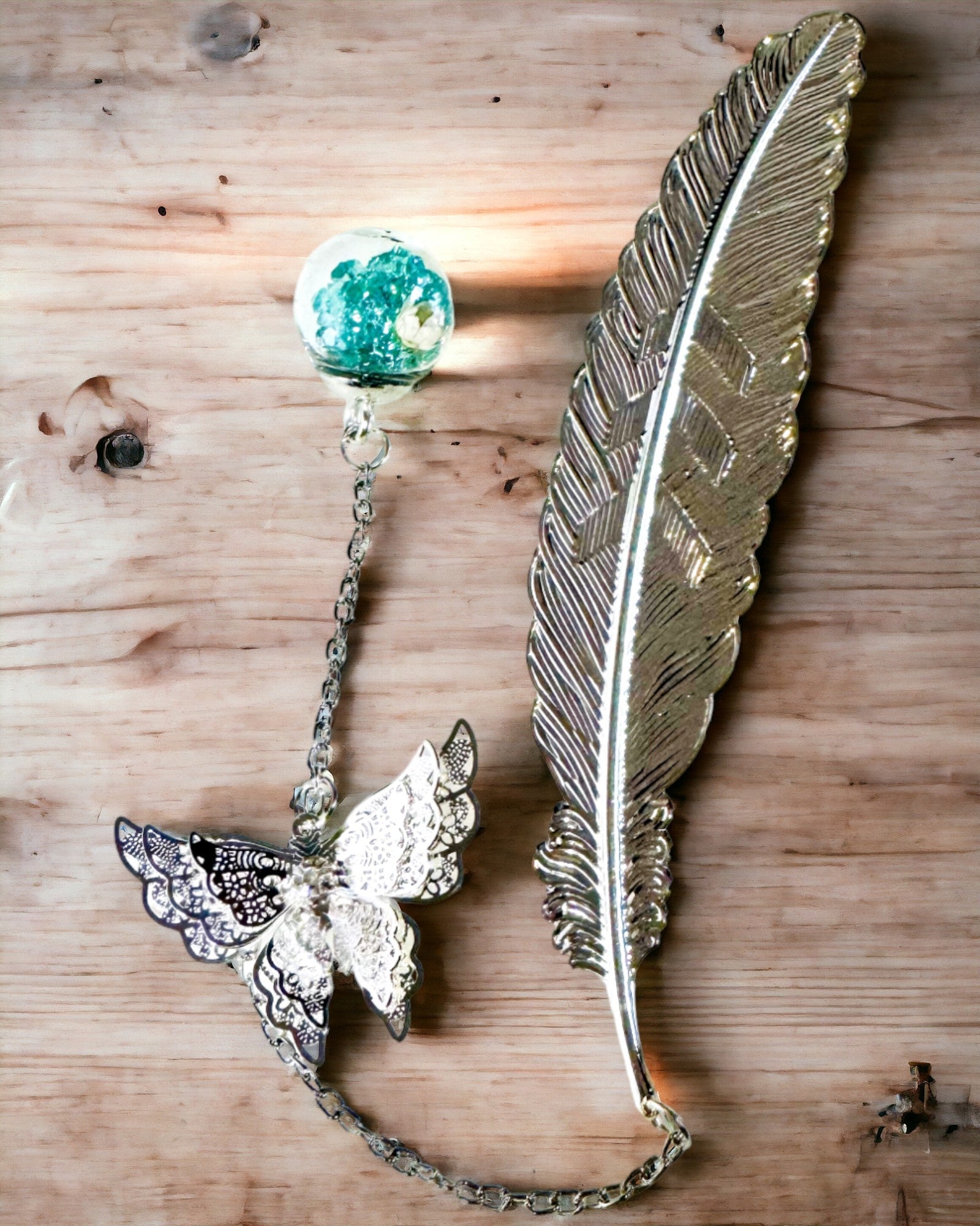 Marcador de libro creativo de estilo retro con motivo de pluma y mariposa – Elegante regalo promocional, color plateado/azul