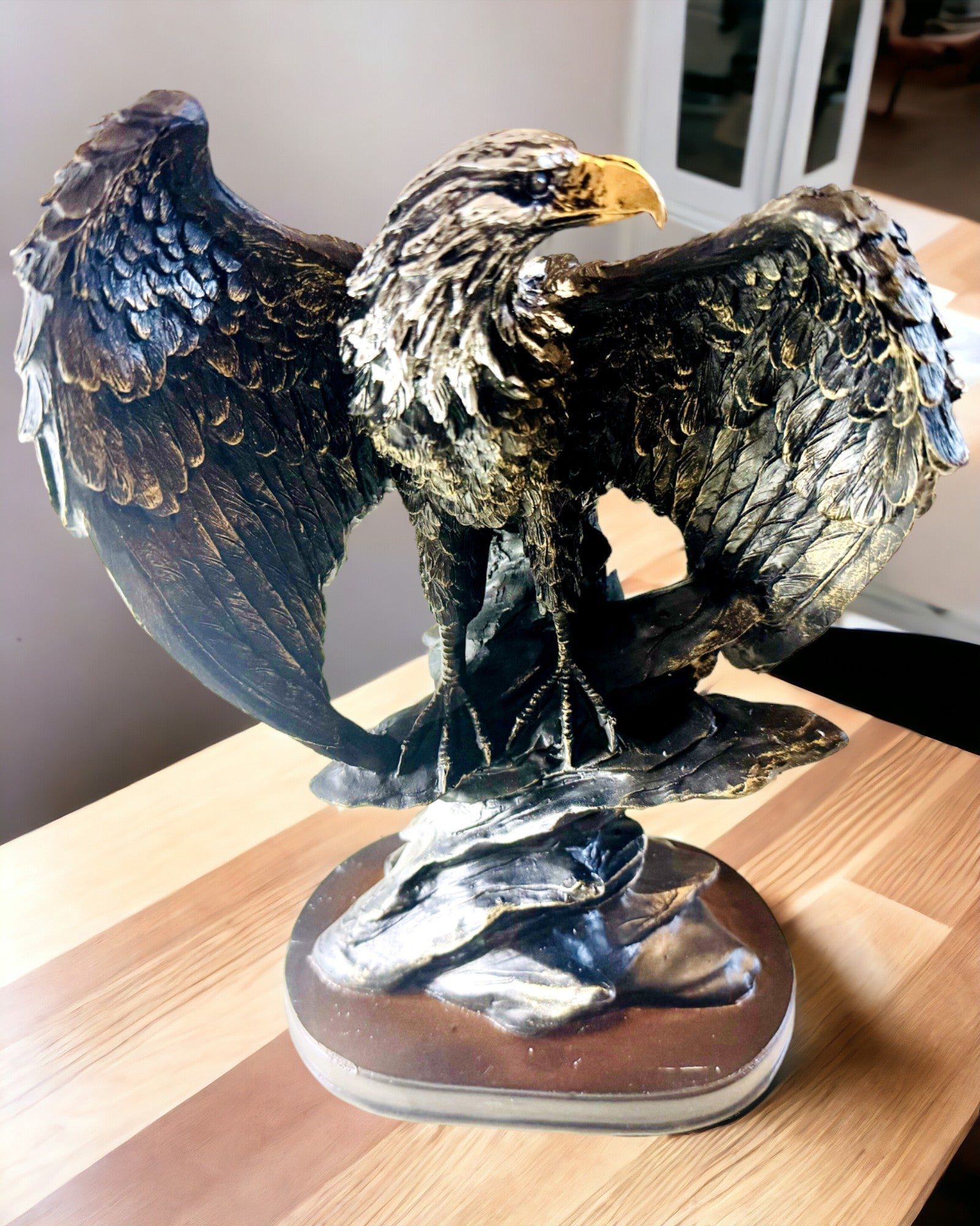 Estatuilla Decorativa "Águila Voladora" – Majestuoso Símbolo de Fuerza y Libertad