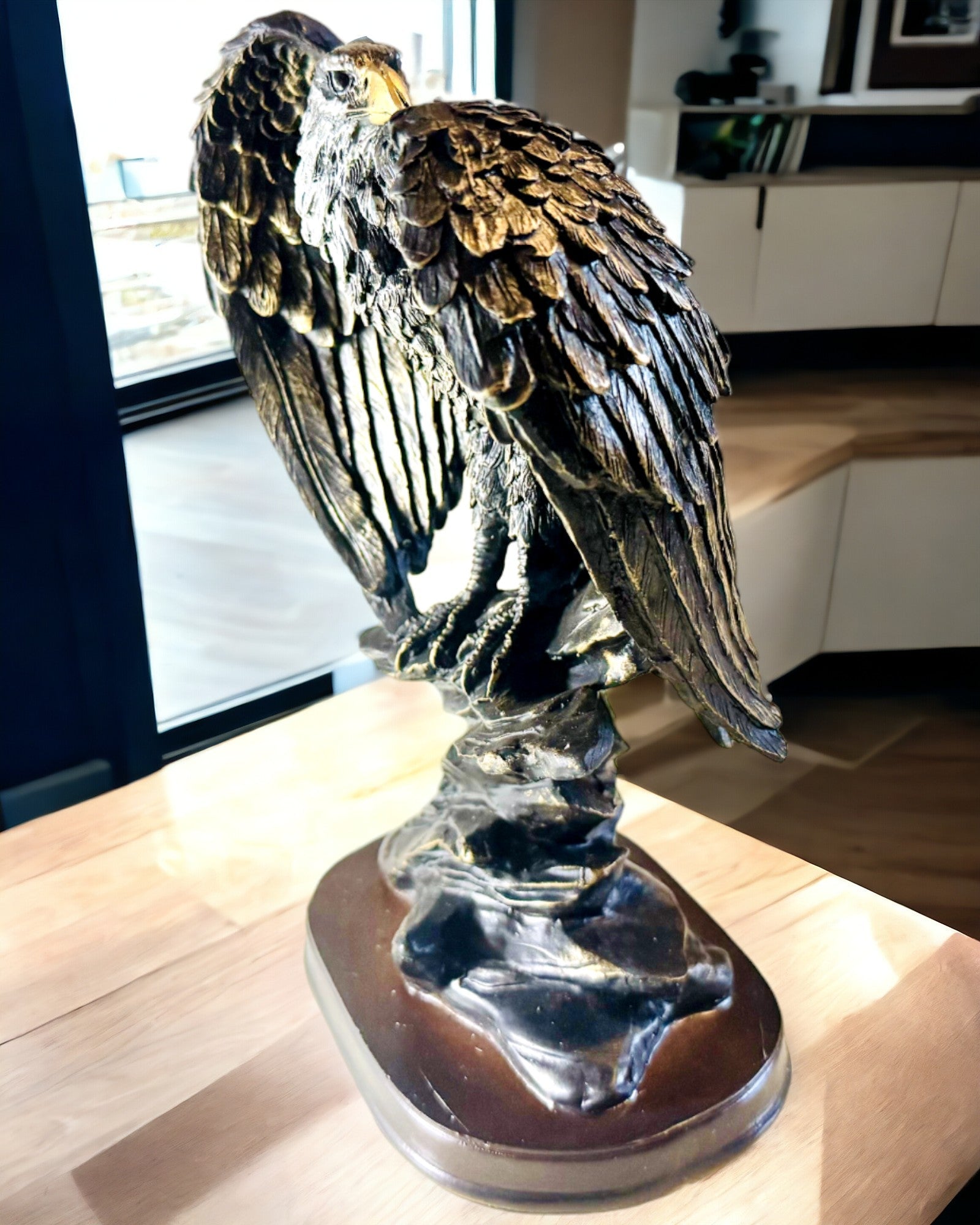 Estatuilla Decorativa "Águila Voladora" – Majestuoso Símbolo de Fuerza y Libertad