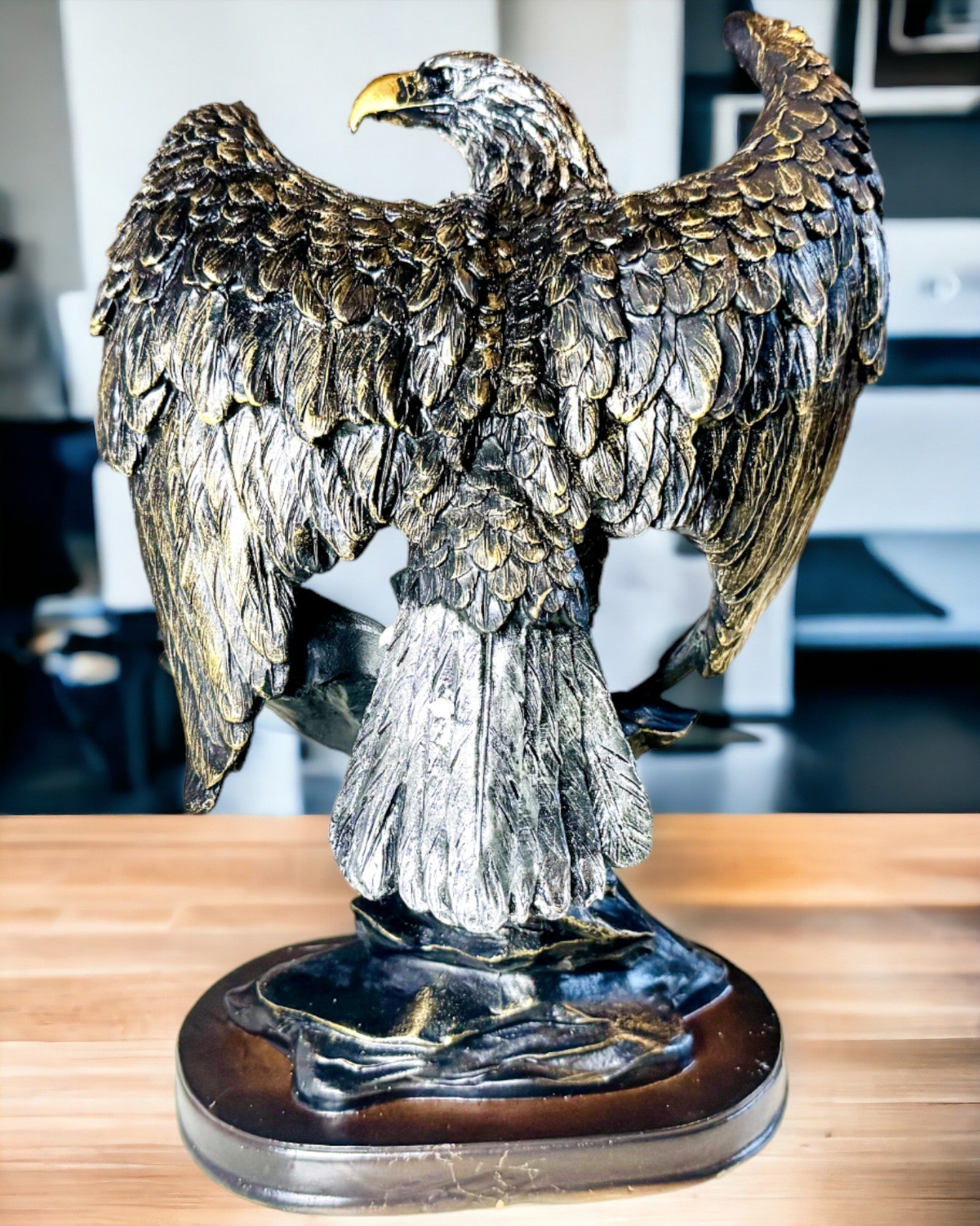 Estatuilla Decorativa "Águila Voladora" – Majestuoso Símbolo de Fuerza y Libertad