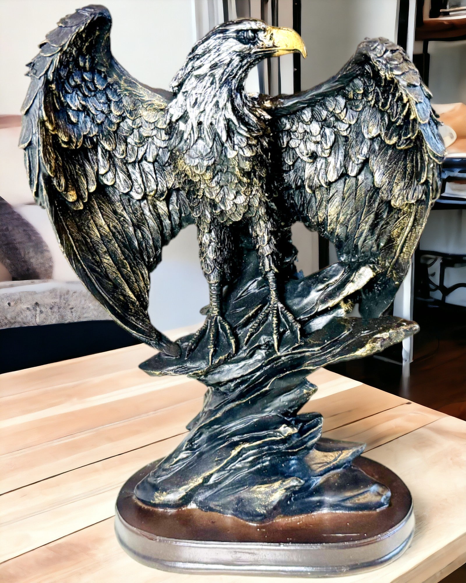 Estatuilla Decorativa "Águila Voladora" – Majestuoso Símbolo de Fuerza y Libertad