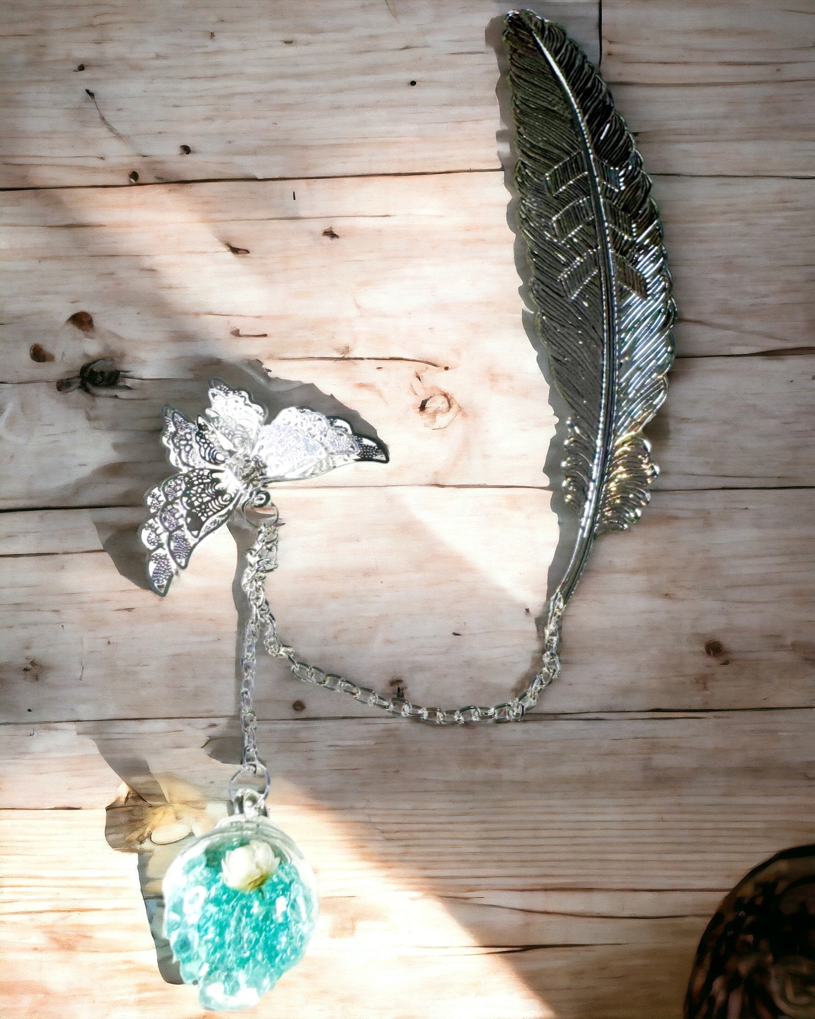 Marcador de libro creativo de estilo retro con motivo de pluma y mariposa – Elegante regalo promocional, color plateado/azul