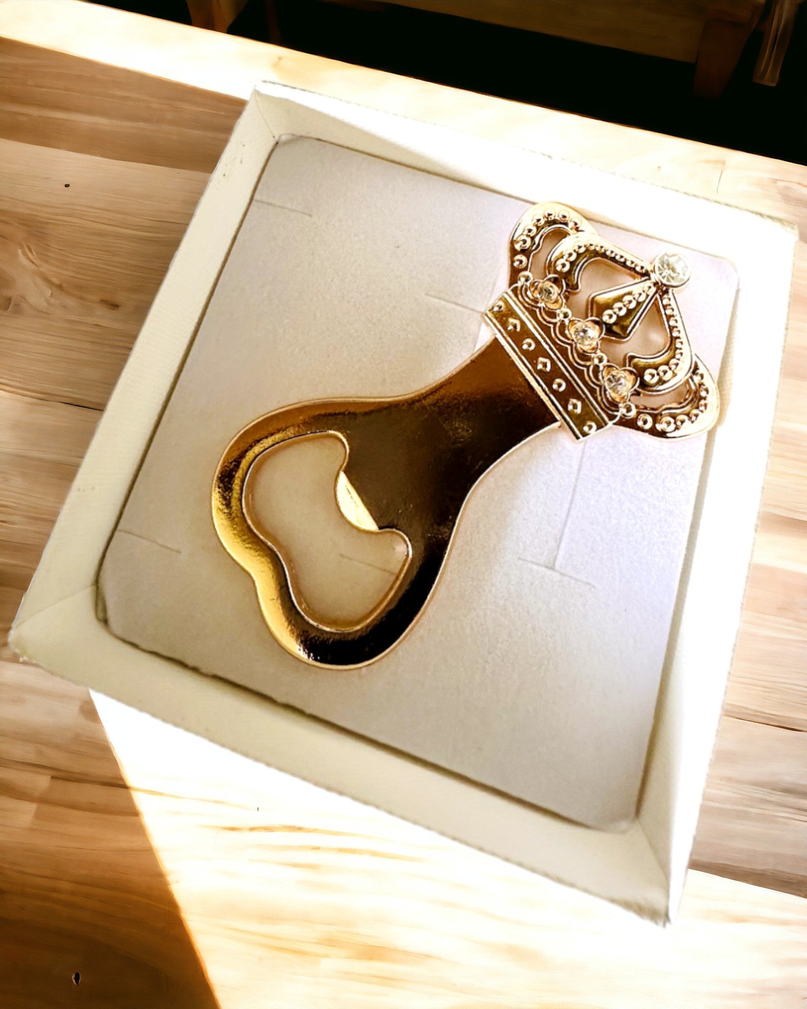 Abrebotellas Corona del Rey- color dorado, posibilidad de personalización con grabado