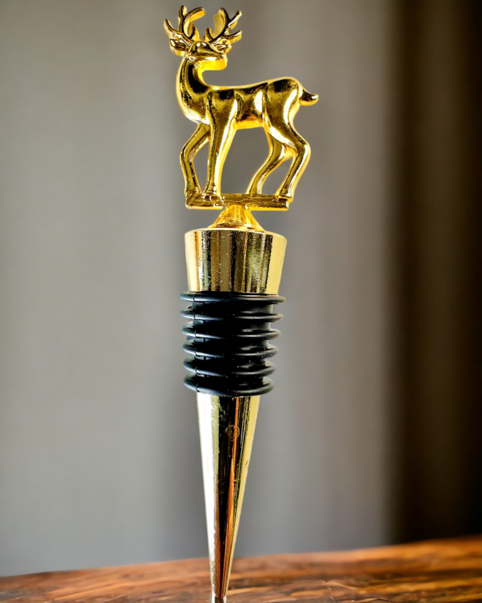 Exclusivo Tapón de Vino Metálico con Ciervo - Elegante y Funcional, posibilidad de personalización con grabado