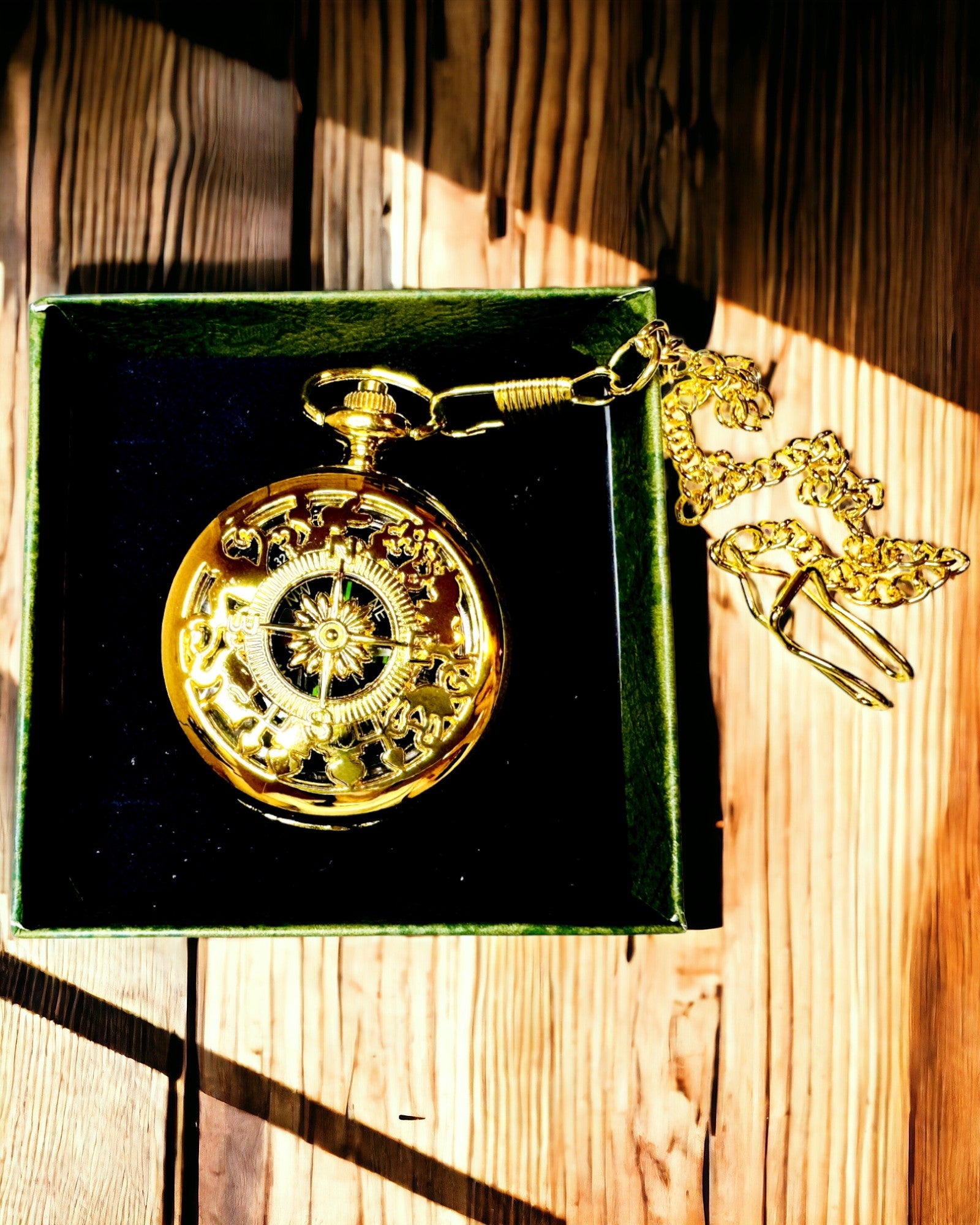 Brújula de Navegación de Estilo Vintage color dorado con Diseño Decorativo – Equipo para Aventuras de Montaña y Descubrimientos. Personalización con grabado