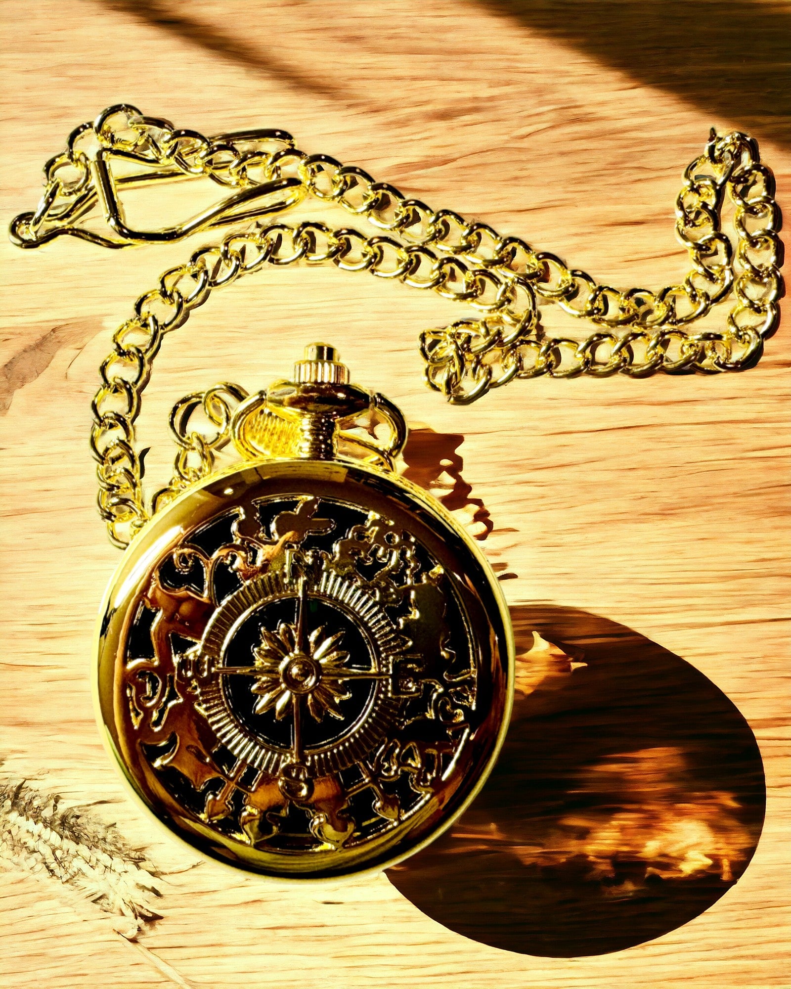 Brújula de Navegación de Estilo Vintage color dorado con Diseño Decorativo – Equipo para Aventuras de Montaña y Descubrimientos. Personalización con grabado