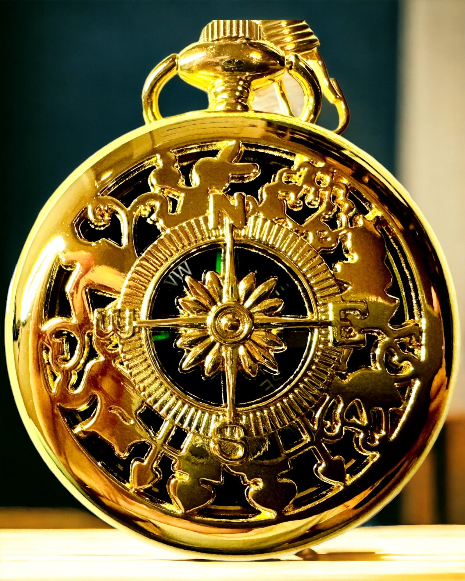Brújula de Navegación de Estilo Vintage color dorado con Diseño Decorativo – Equipo para Aventuras de Montaña y Descubrimientos. Personalización con grabado
