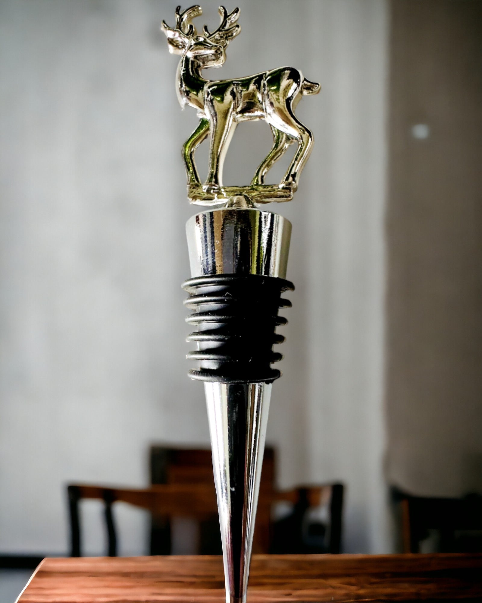 Exclusivo Tapón de Vino Metálico con Ciervo - Elegante y Funcional, posibilidad de personalización con grabado