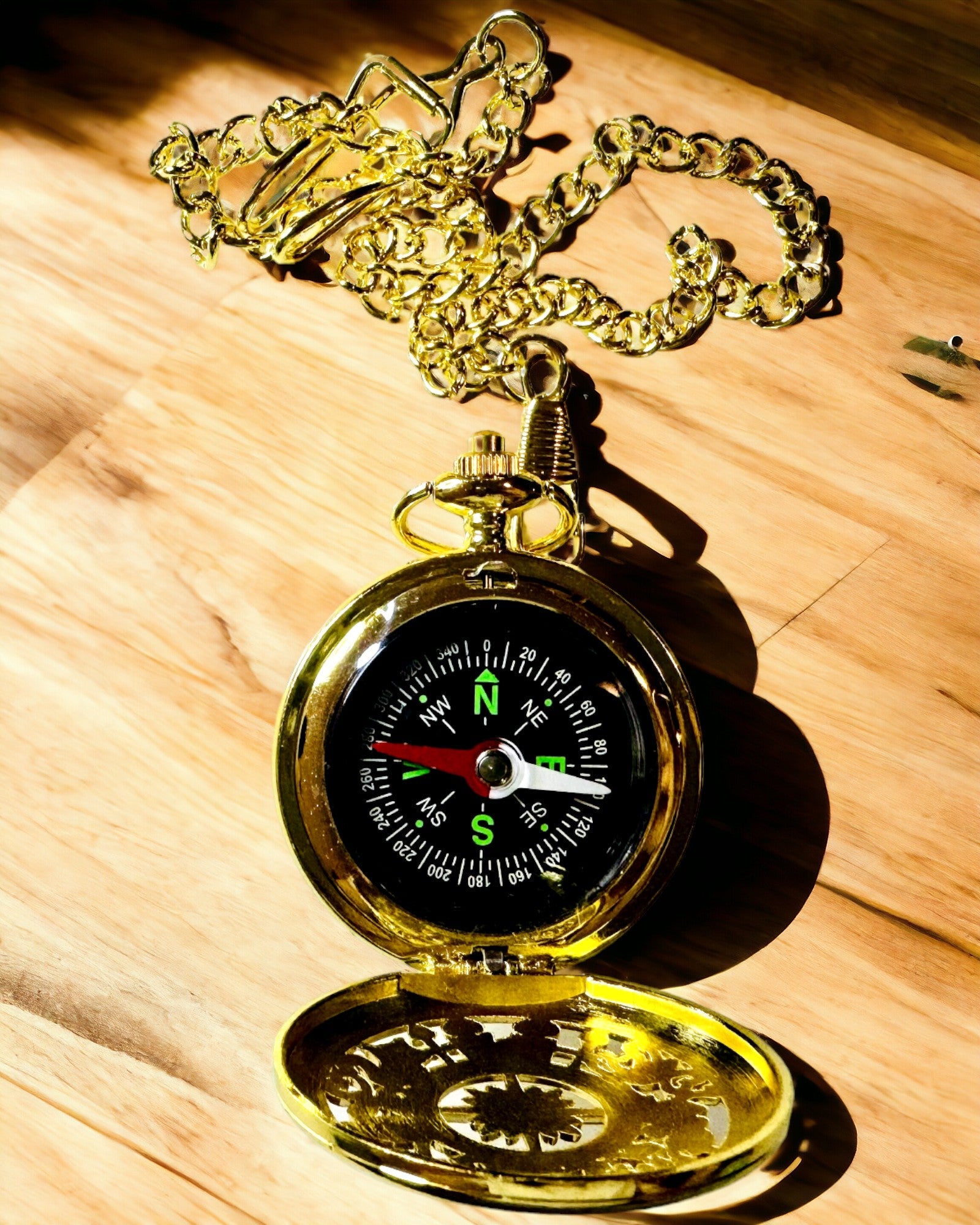 Brújula de Navegación de Estilo Vintage color dorado con Diseño Decorativo – Equipo para Aventuras de Montaña y Descubrimientos. Personalización con grabado