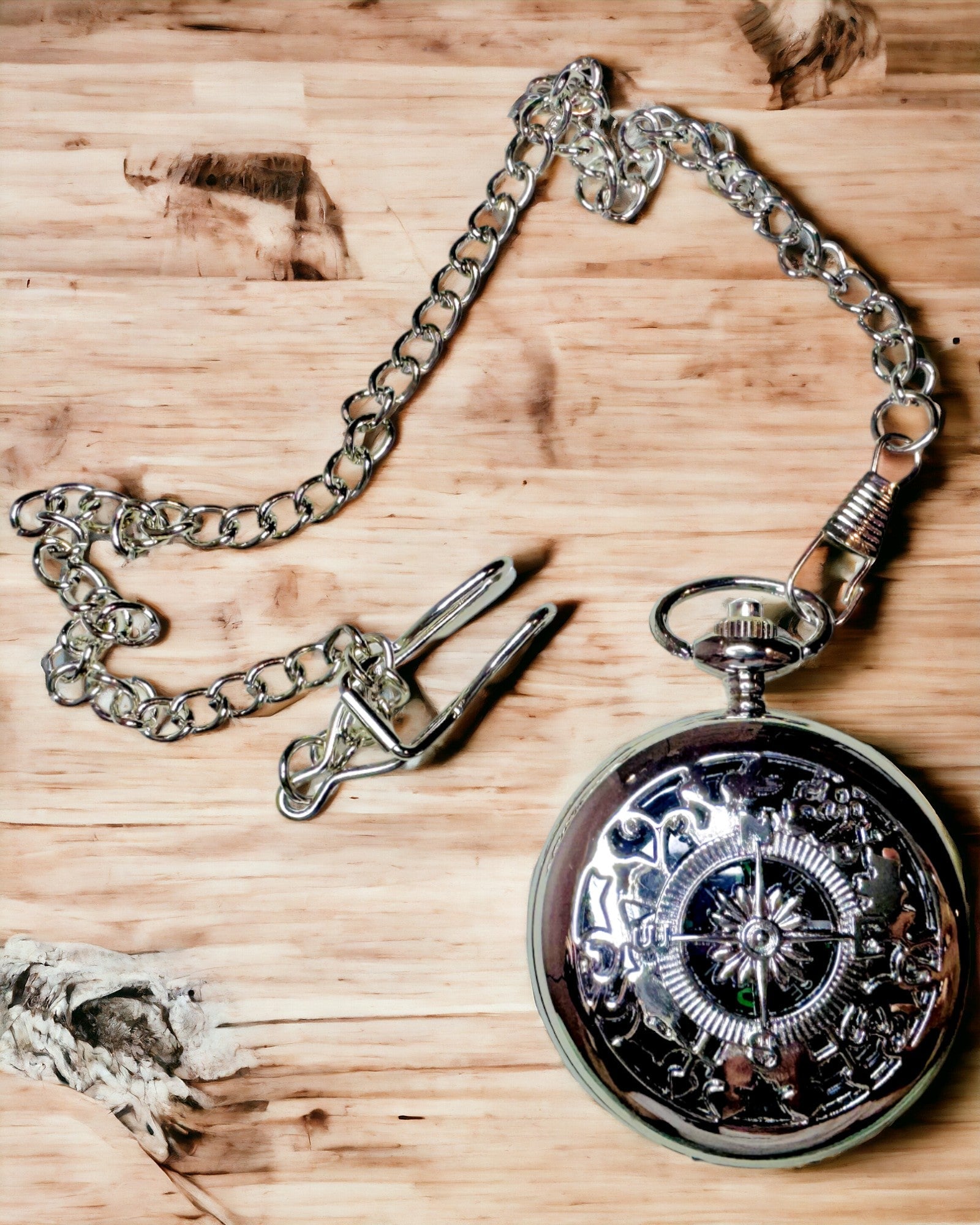 Compás de Bolsillo Color Plata en Estilo Retro con Diseño Calado – Elegante y Práctico. Grabado