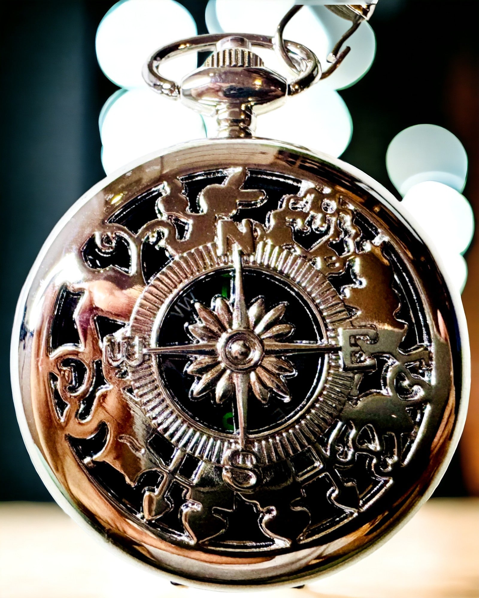 Compás de Bolsillo Color Plata en Estilo Retro con Diseño Calado – Elegante y Práctico. Grabado