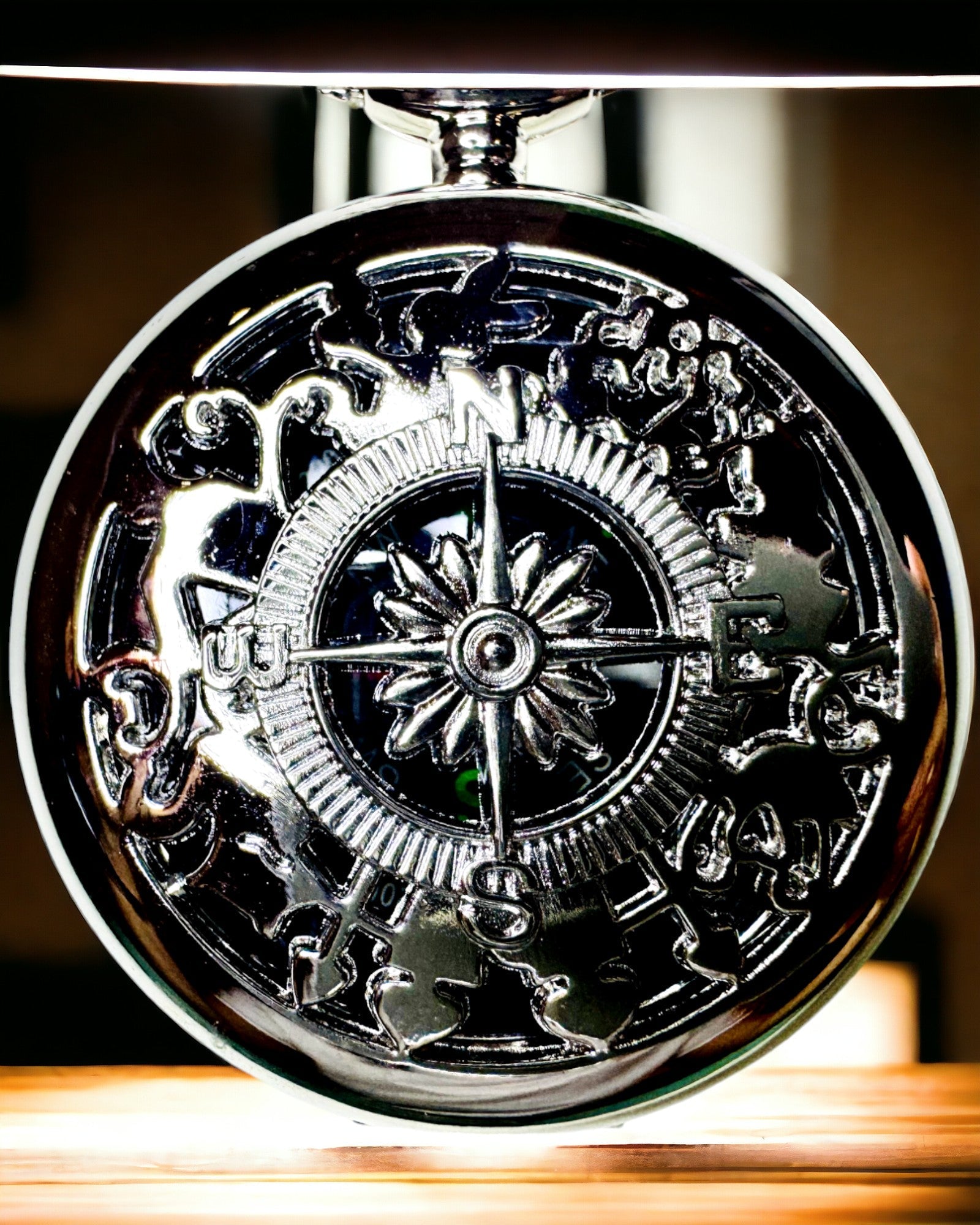 Compás de Bolsillo Color Plata en Estilo Retro con Diseño Calado – Elegante y Práctico. Grabado