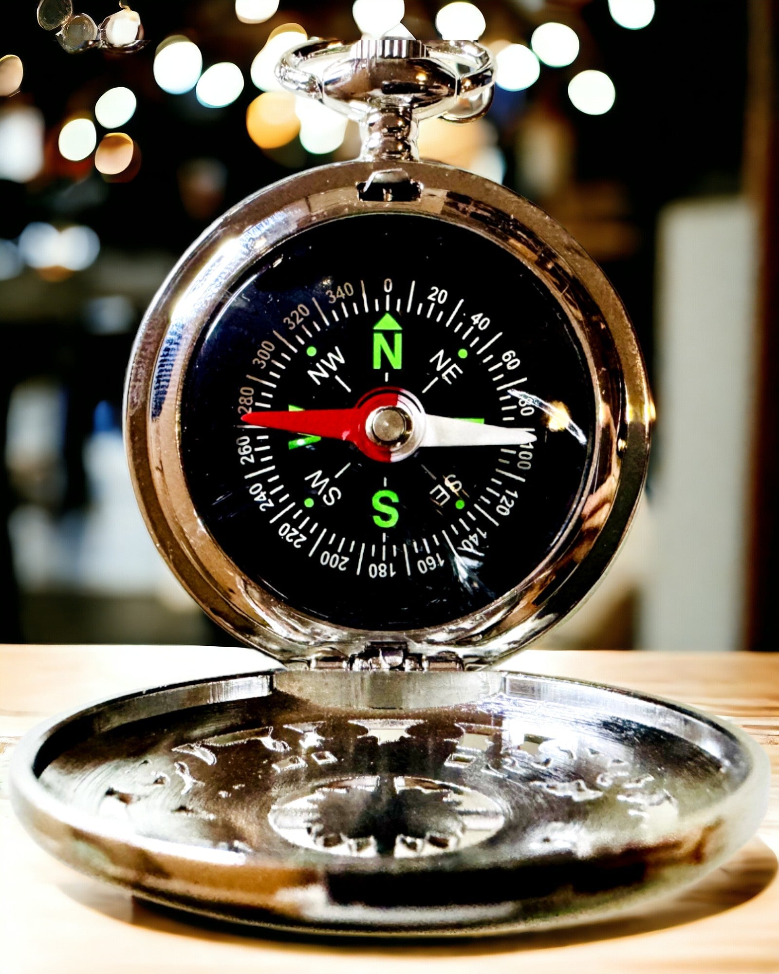 Compás de Bolsillo Color Plata en Estilo Retro con Diseño Calado – Elegante y Práctico. Grabado