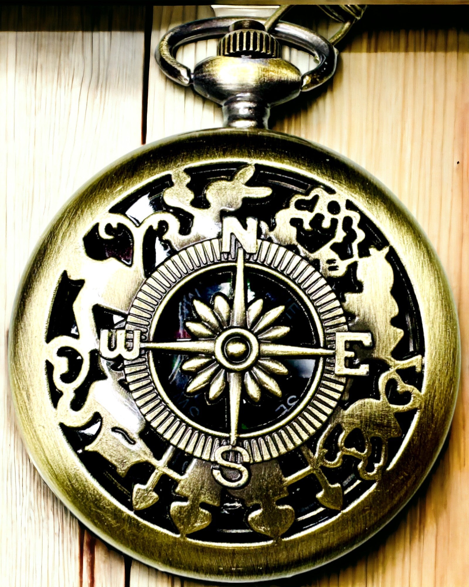 Antiguo Brújula de Bolsillo en Bronce y Oro con Diseño Calado – Perfecto para Exploradores y Amantes de lo Retro. Personalización con Grabado