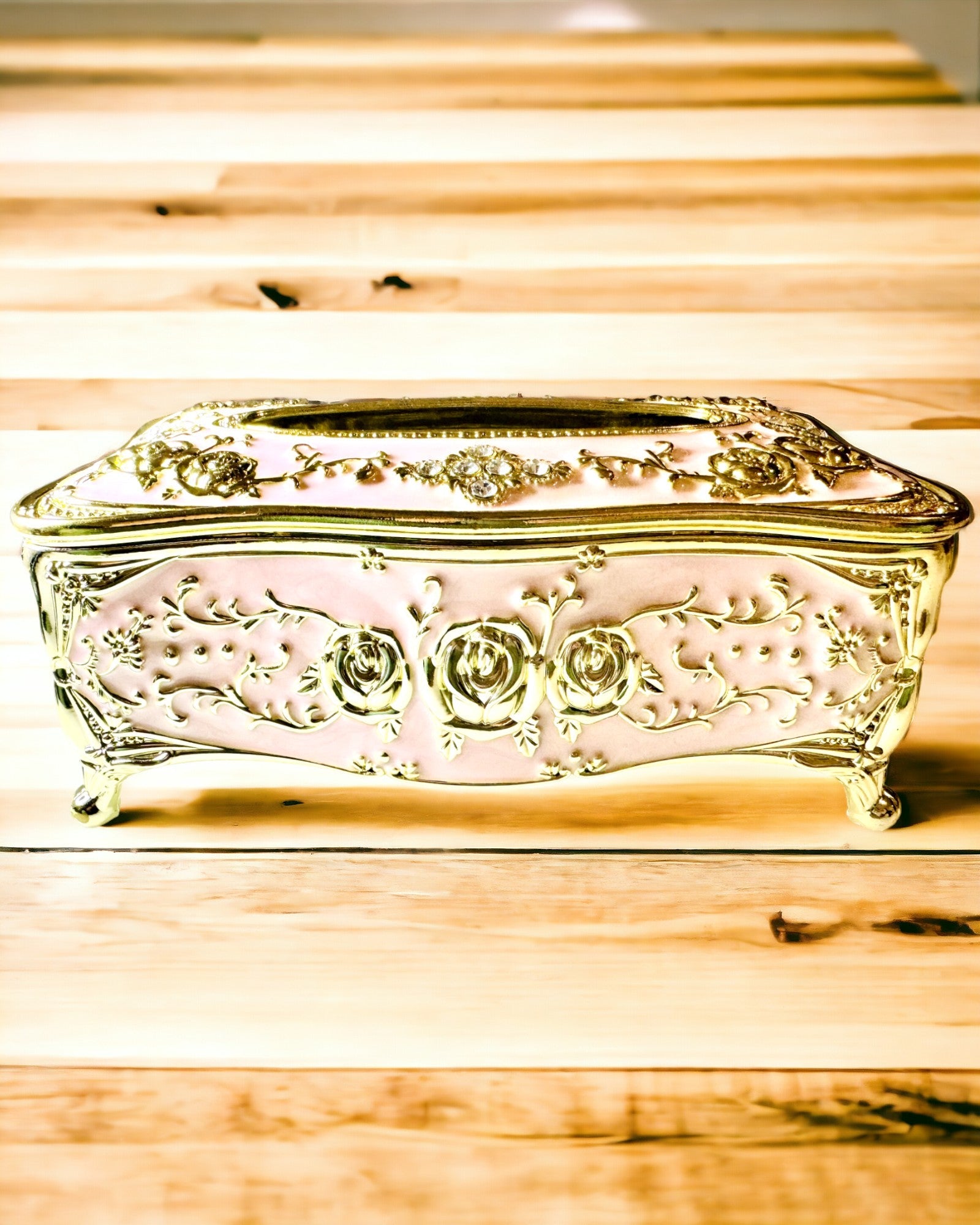 Caja Elegante Rosa para Pañuelos con Rosas en Relieve – Toque de Lujo para el Salón, Hotel o Club