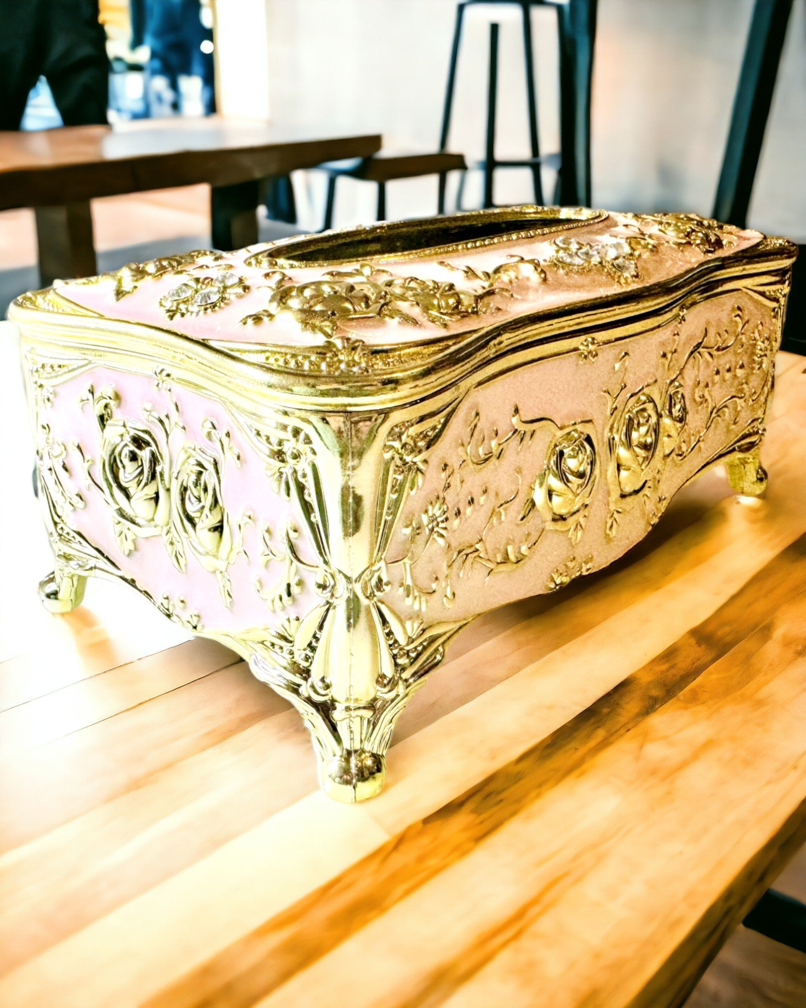 Caja Elegante Rosa para Pañuelos con Rosas en Relieve – Toque de Lujo para el Salón, Hotel o Club