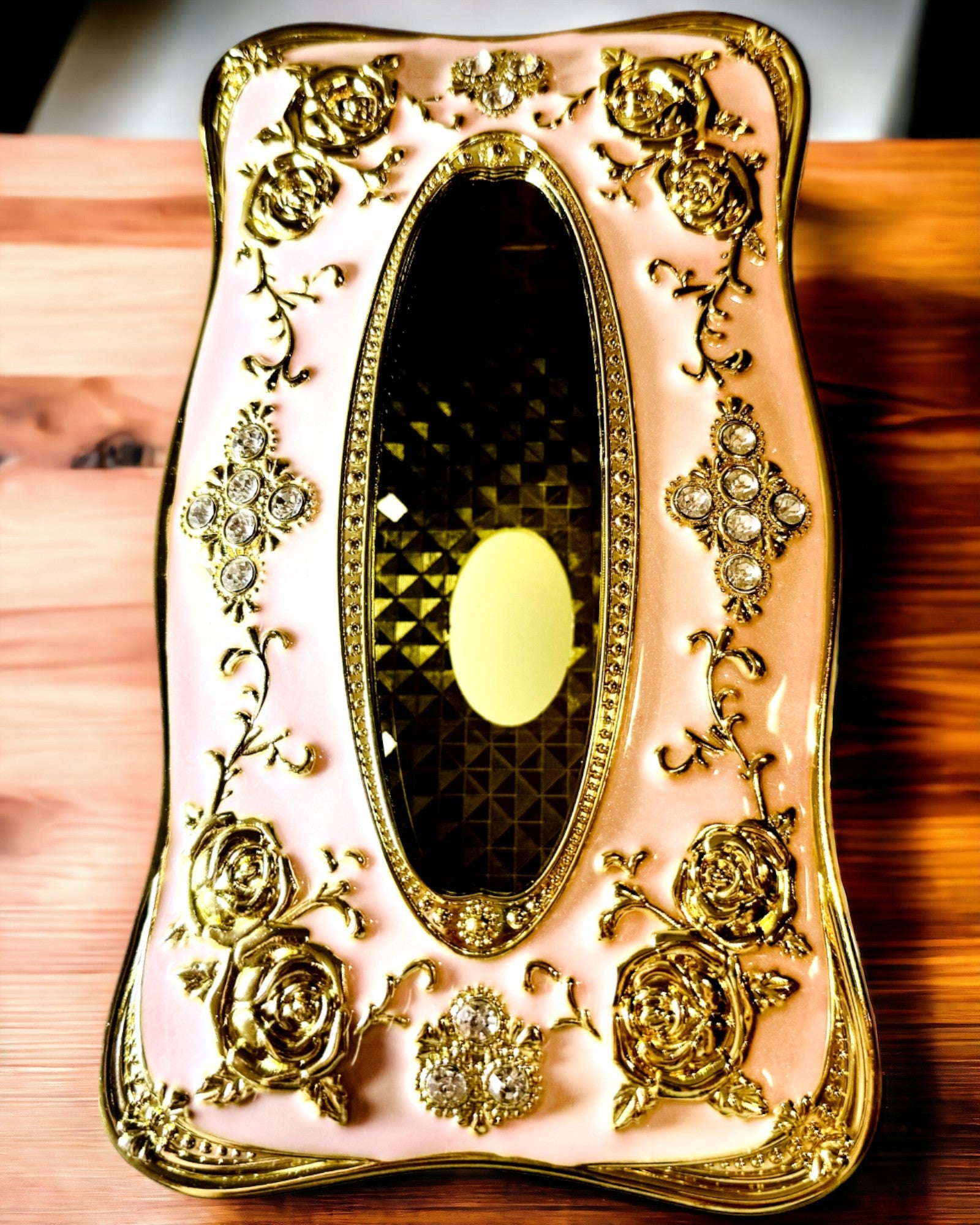 Caja Elegante Rosa para Pañuelos con Rosas en Relieve – Toque de Lujo para el Salón, Hotel o Club