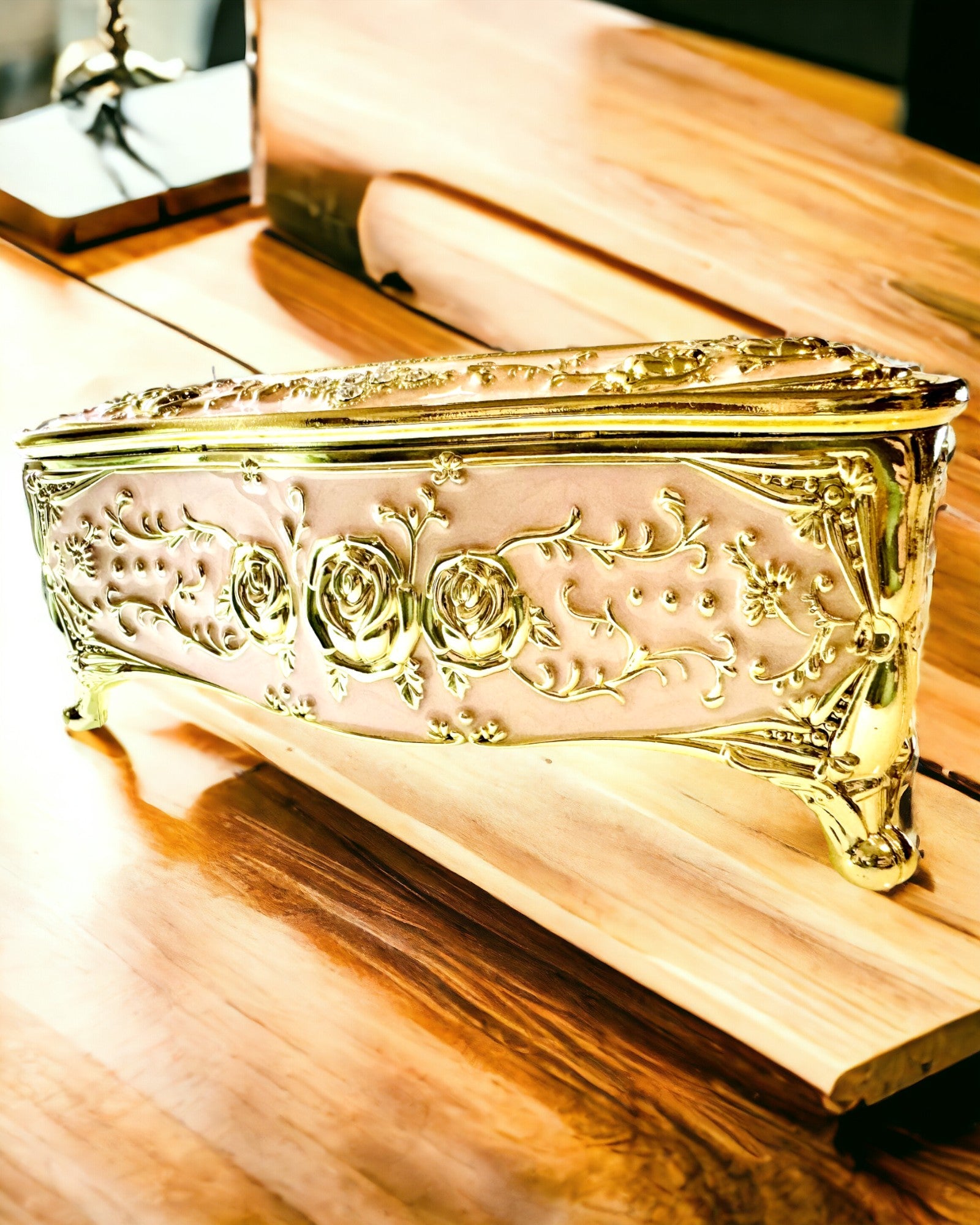 Caja Elegante Rosa para Pañuelos con Rosas en Relieve – Toque de Lujo para el Salón, Hotel o Club