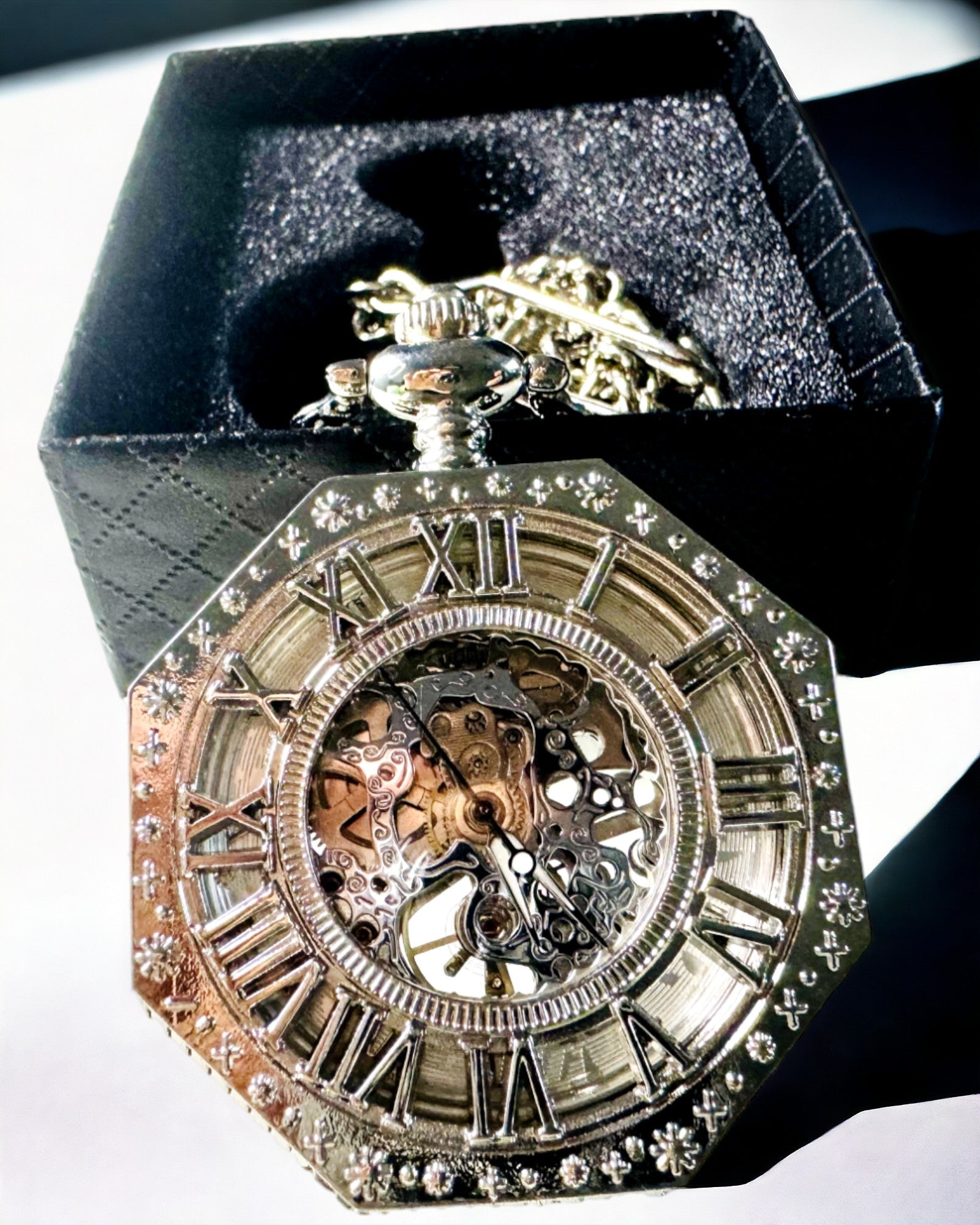 Reloj de Bolsillo Mecánico Octogonal Clásico en Color Plateado con Esfera Calada en Estilo Steampunk