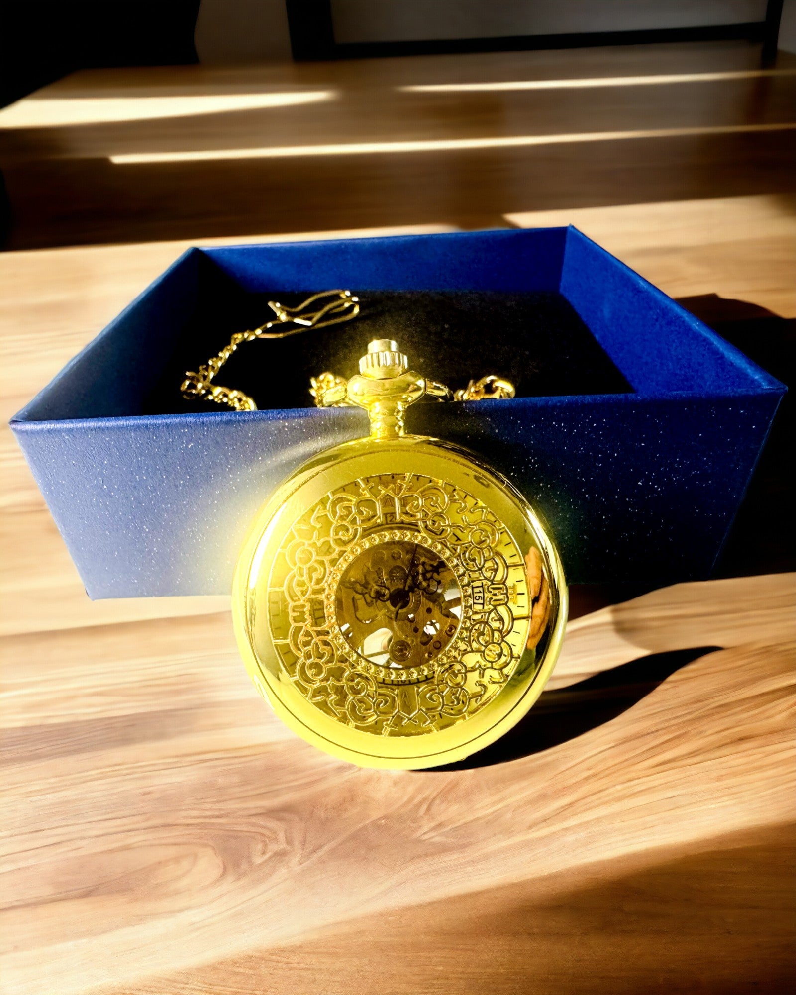 Reloj de Bolsillo Retro Tallado con Mecanismo de Cuerda Manual, color Dorado con Escala Romana y Esfera Luminosa, Estilo Vintage