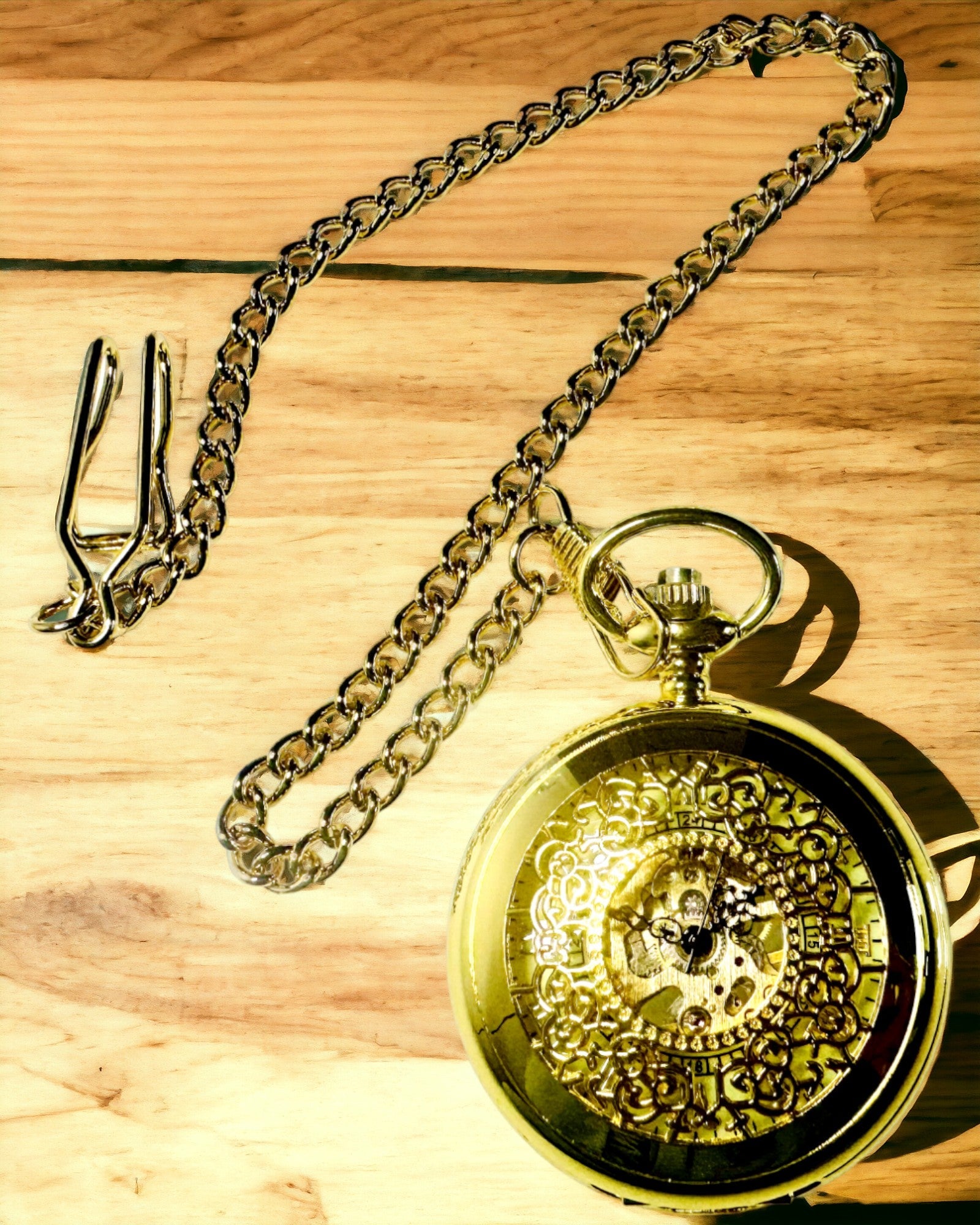 Reloj de Bolsillo Retro Tallado con Mecanismo de Cuerda Manual, color Dorado con Escala Romana y Esfera Luminosa, Estilo Vintage