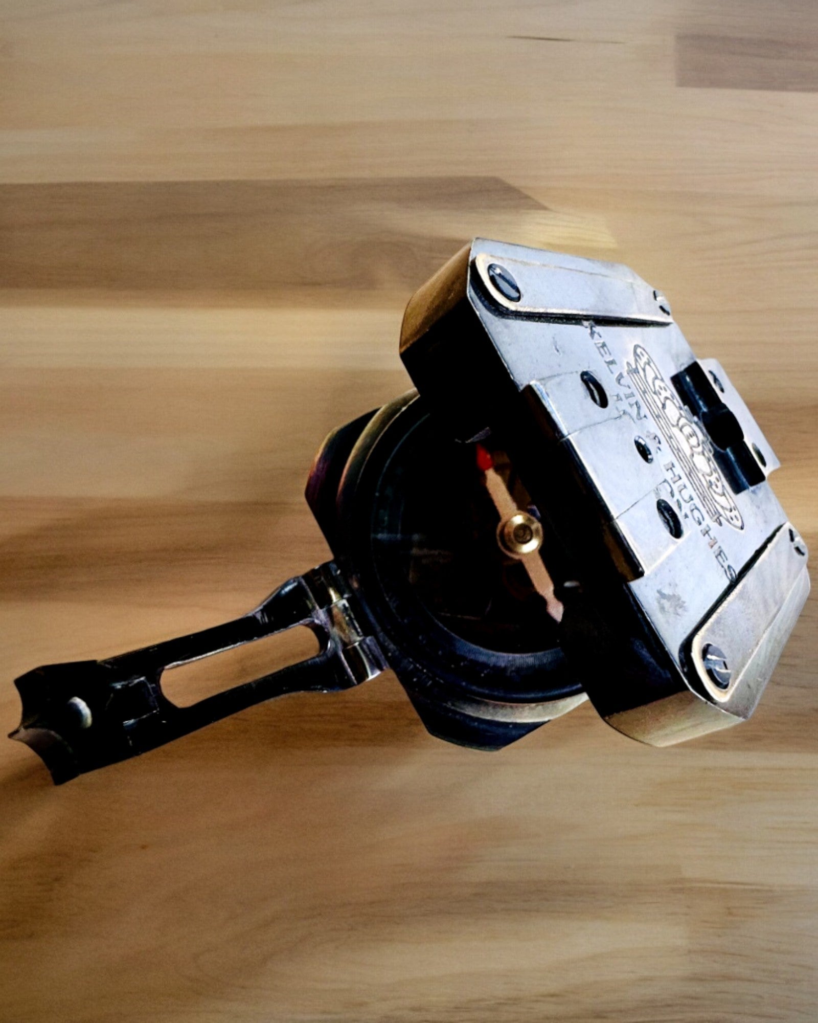 Sólido, compás premium Capitán "Navigator" - con opción de personalización con grabado