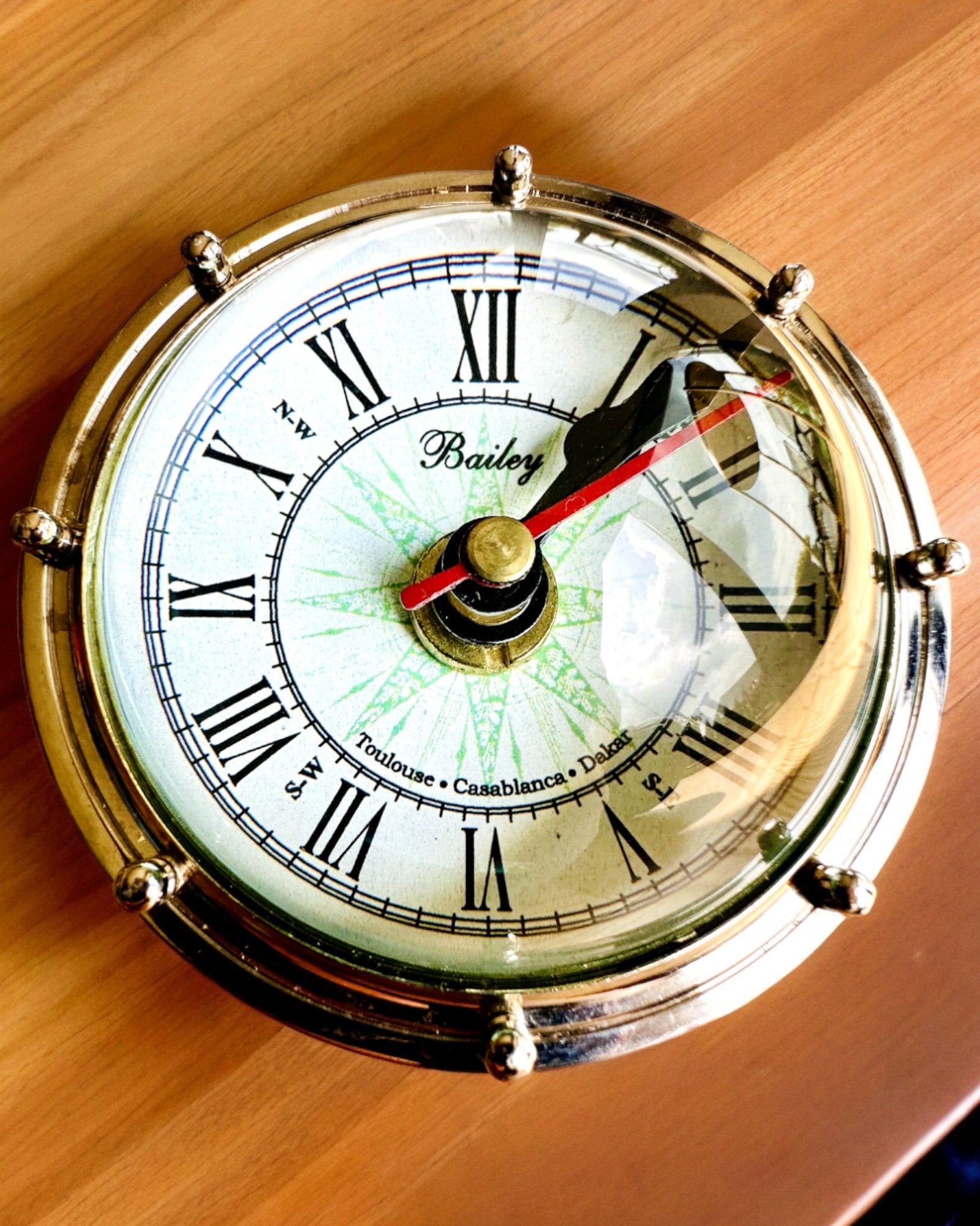 Bailey Compass Clock - Reloj Elegante con motivo de Brújula con Posibilidad de Grabado