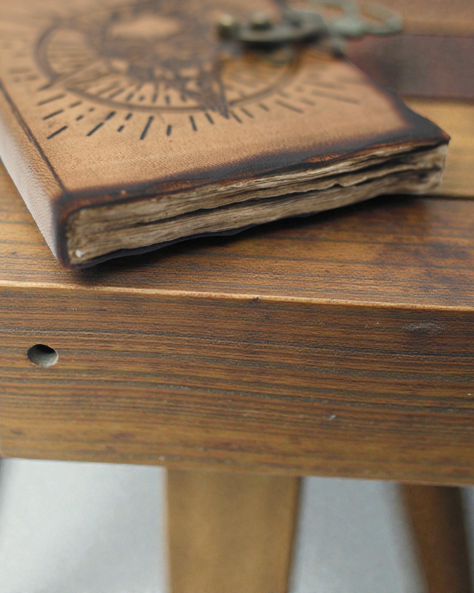 Sello de la Noche – Cuaderno de cuero con pentagrama y calavera