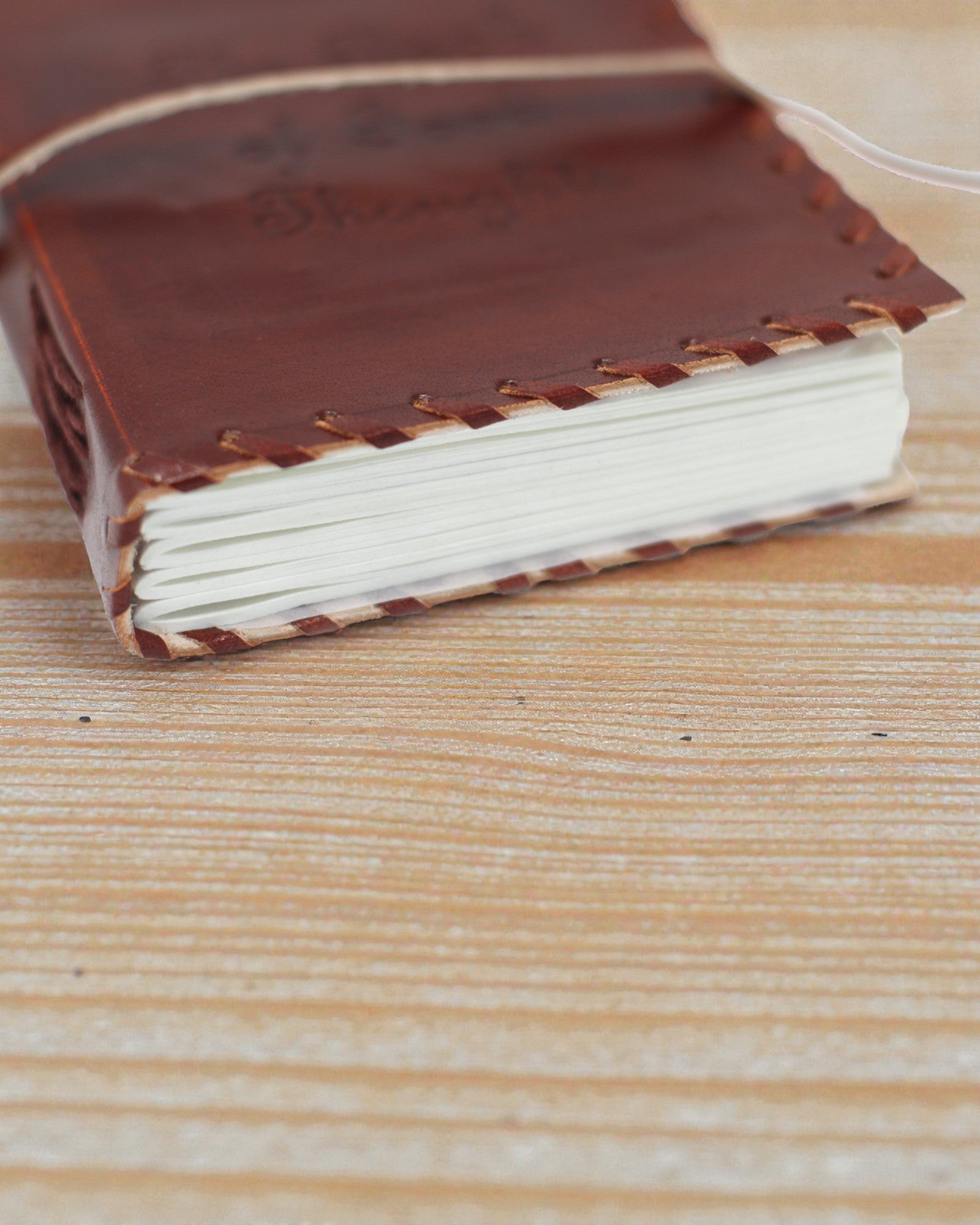 Liber Mentis – Cuaderno de notas de cuero, libro de pensamientos con correa envolvente