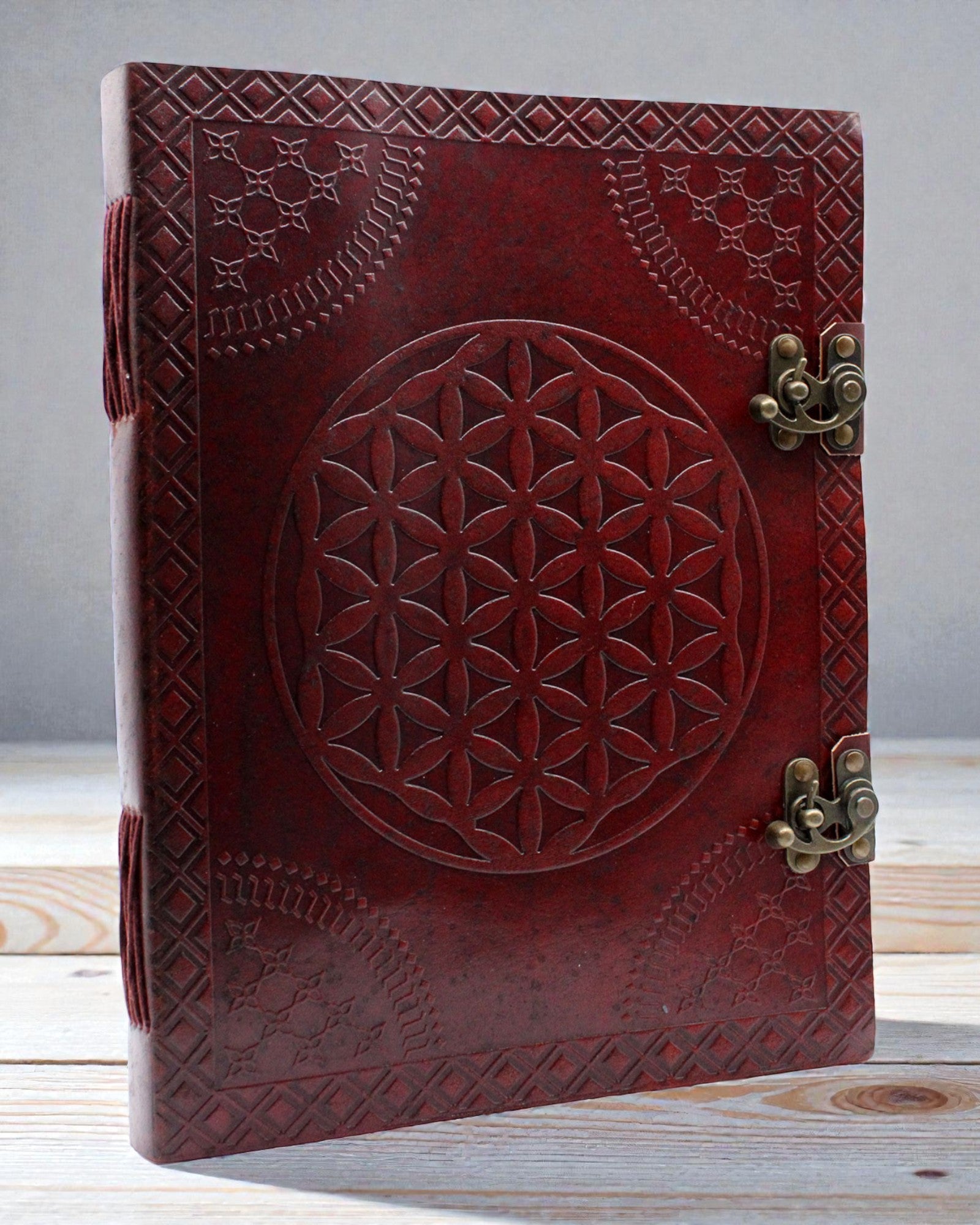 Cuaderno de cuero Mandala de la Vida Grande – Flor de la Vida repujada a mano 25 × 33 cm