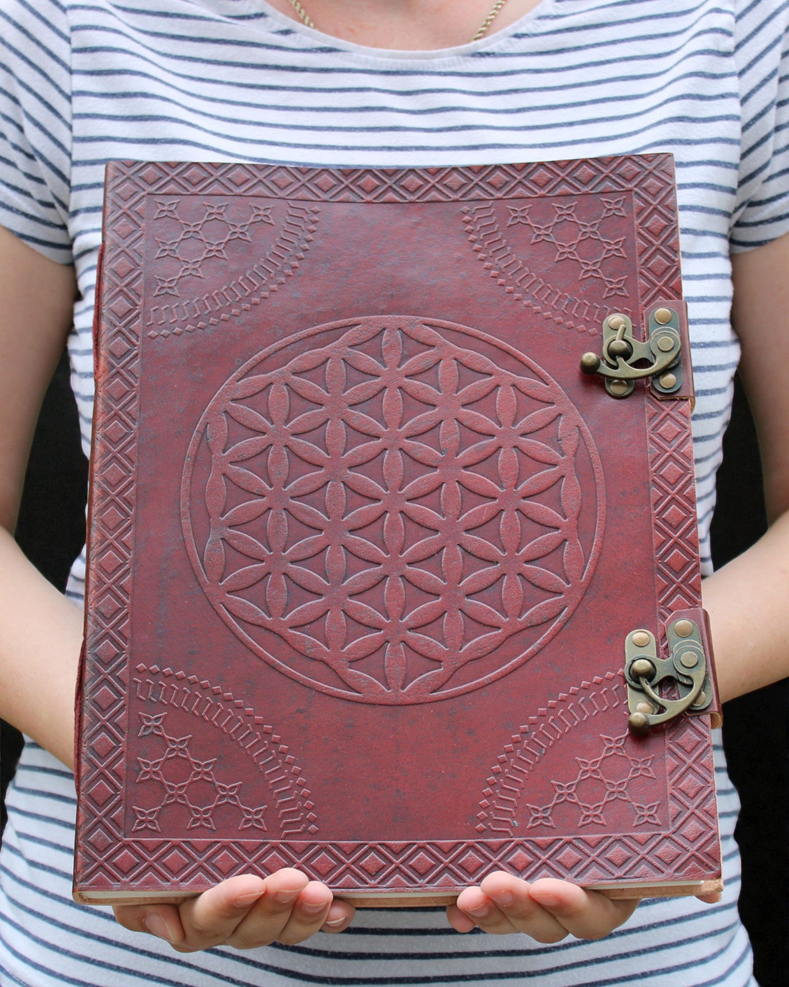 Cuaderno de cuero Mandala de la Vida Grande – Flor de la Vida repujada a mano 25 × 33 cm