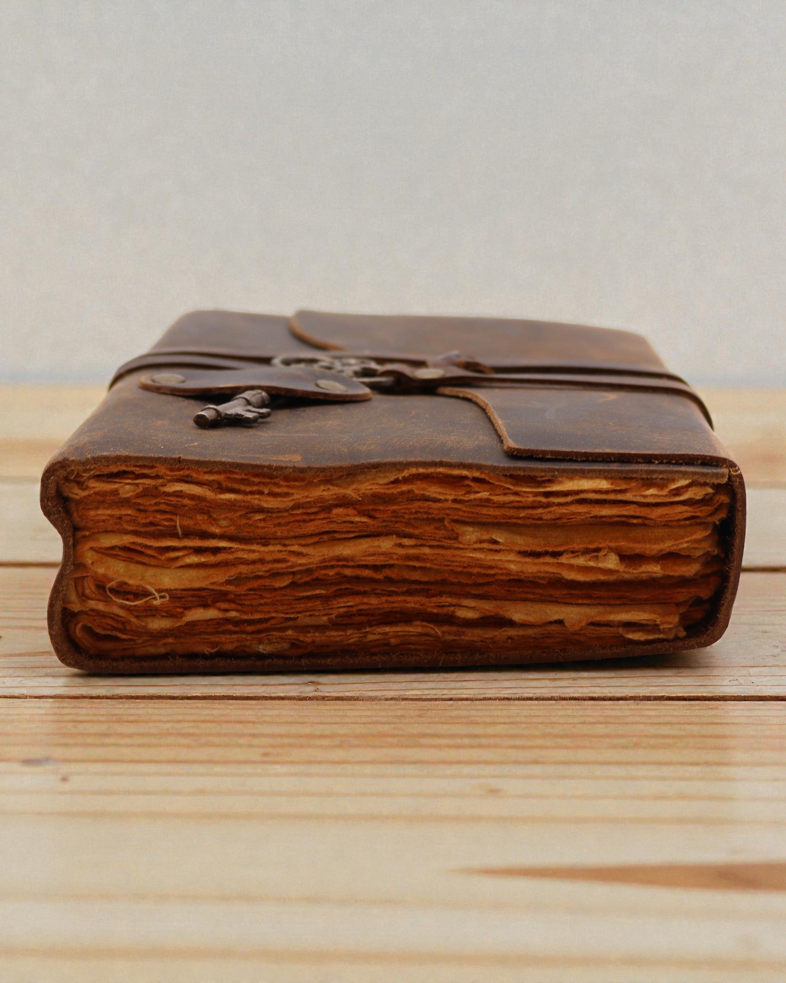 Cuaderno de cuero engrasado con llave para secretos – Diario de estilo antiguo 13 × 18 cm