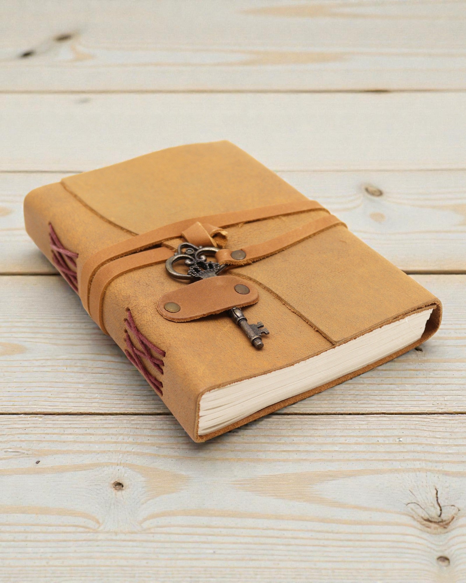 Cuaderno de Piel Clara Aceitada con Llave Solis – Diario de Época 13 × 18 cm