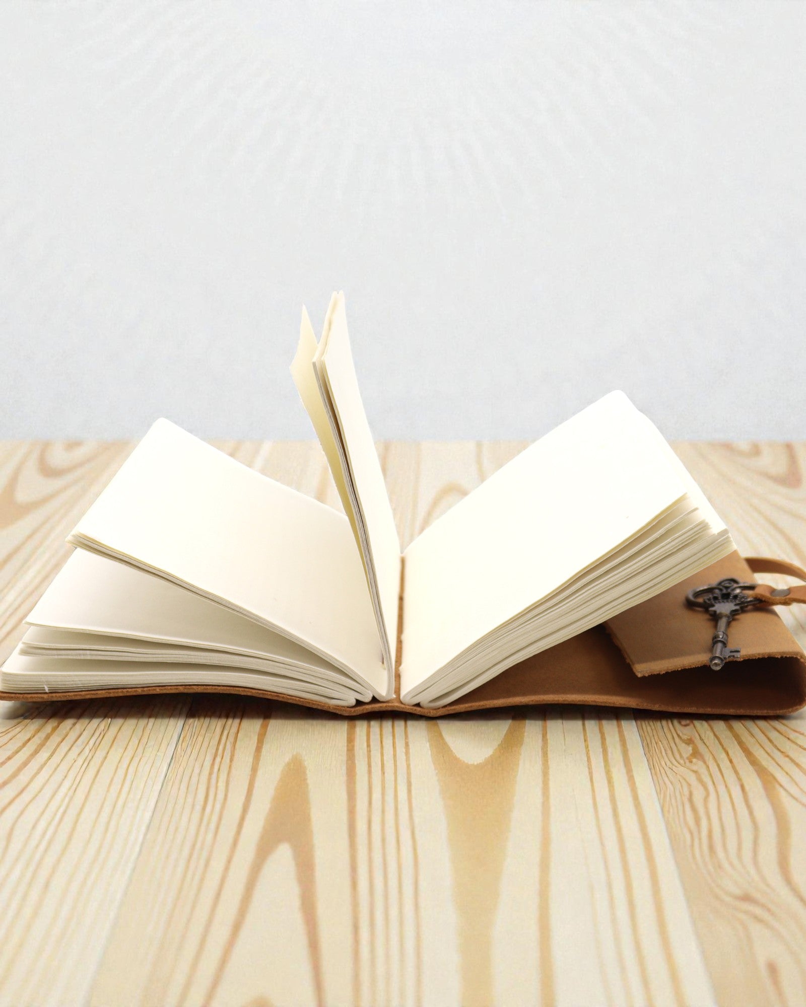 Cuaderno de Piel Clara Aceitada con Llave Solis – Diario de Época 13 × 18 cm