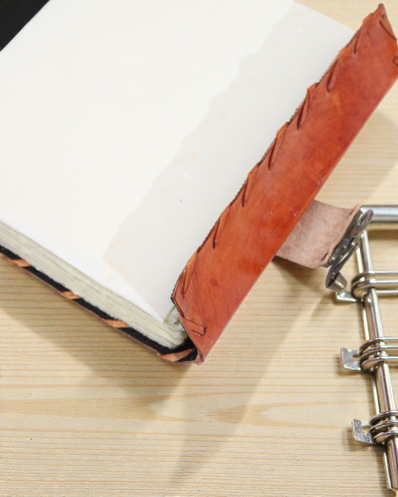 Solarius Guard – Cuaderno de cuero del mal de ojo con costuras a mano