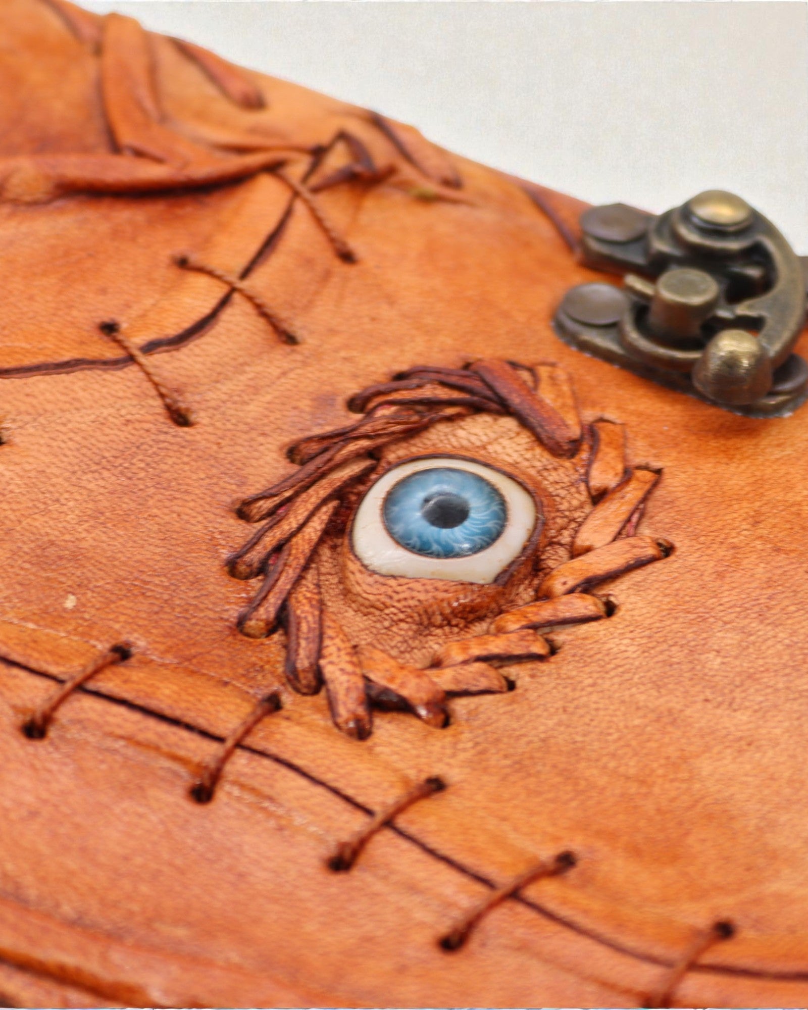 Ojo de la Noche – Cuaderno de cuero del mal de ojo con cierre metálico