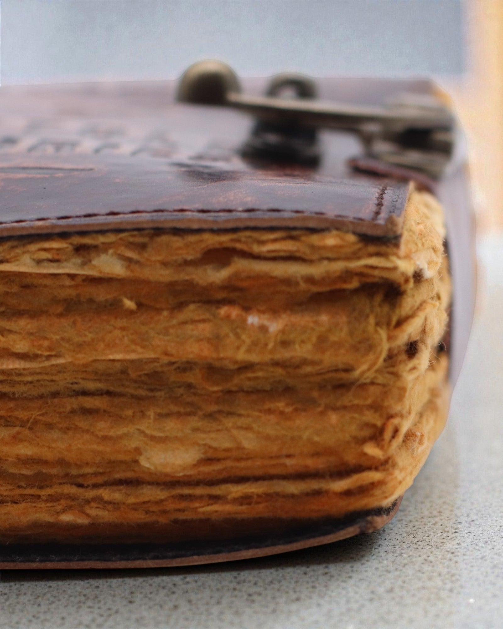 Antiqua Stories – cuaderno de notas de cuero con hojas envejecidas 15 × 10 cm, Las notas de historias jamás contadas