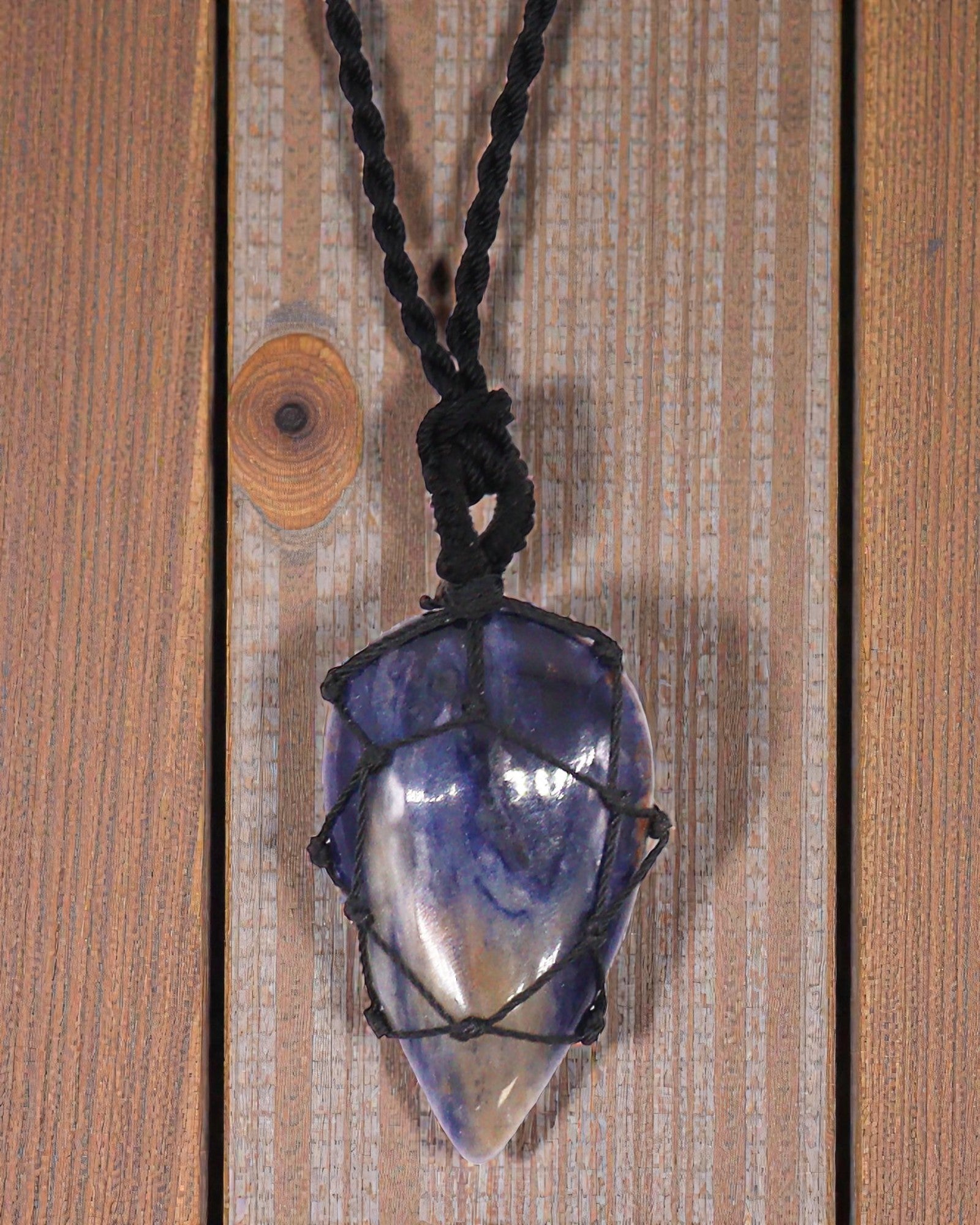 Lágrima de Calma – Collar de macramé con sodalita