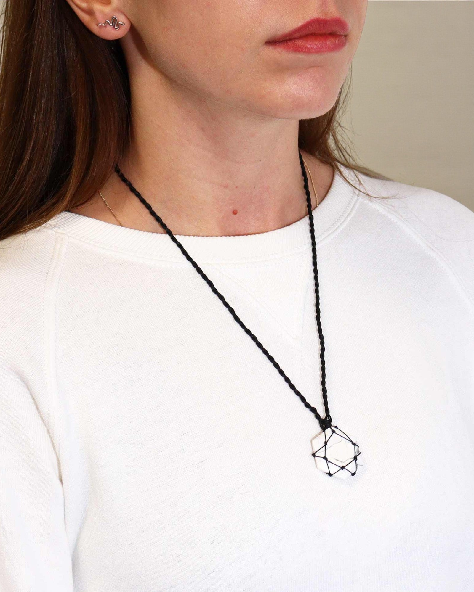 Equilibrio Blanco – Collar de macramé con howlita blanca