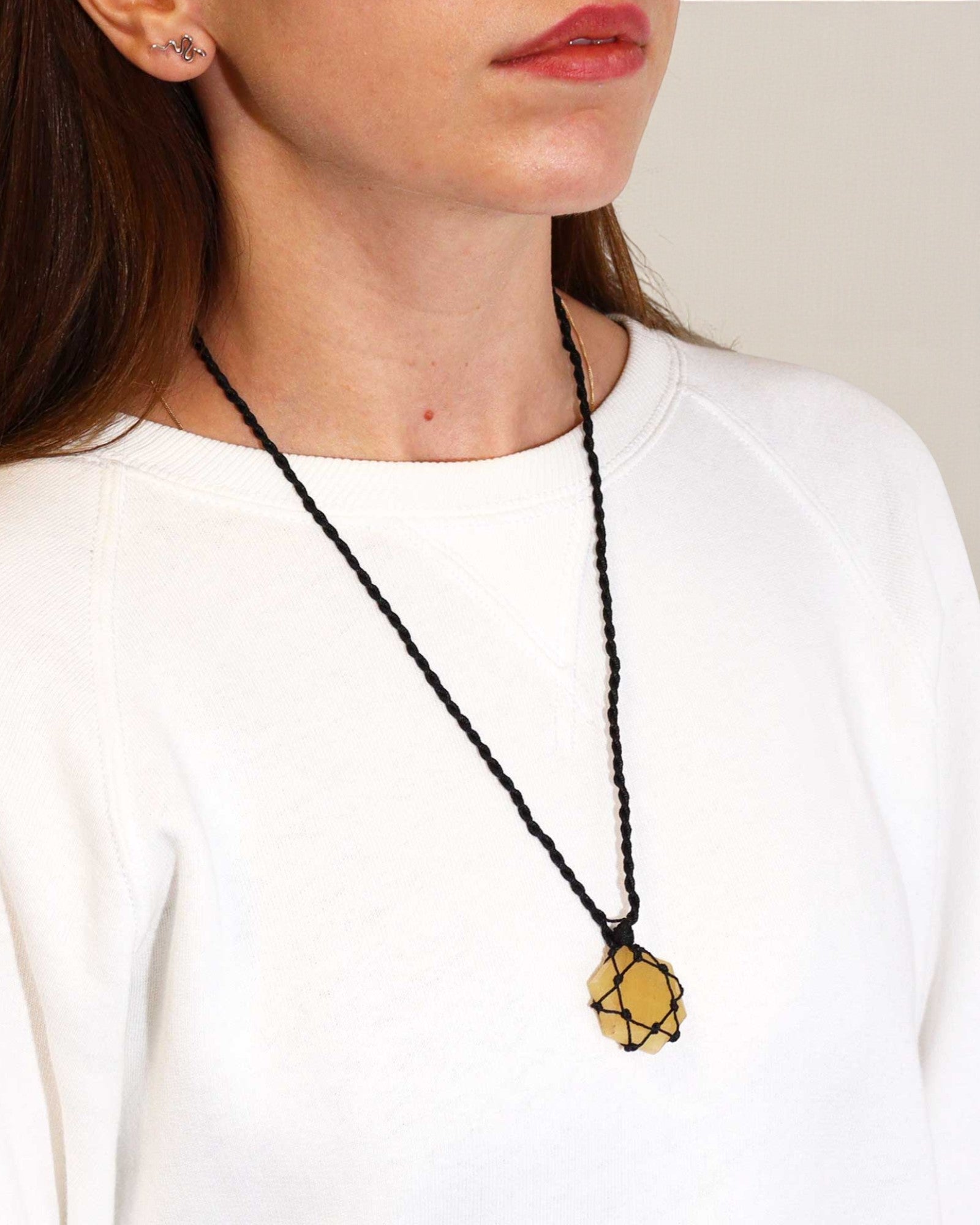 Hexágono del Sol – Collar de macramé con cuarzo amarillo