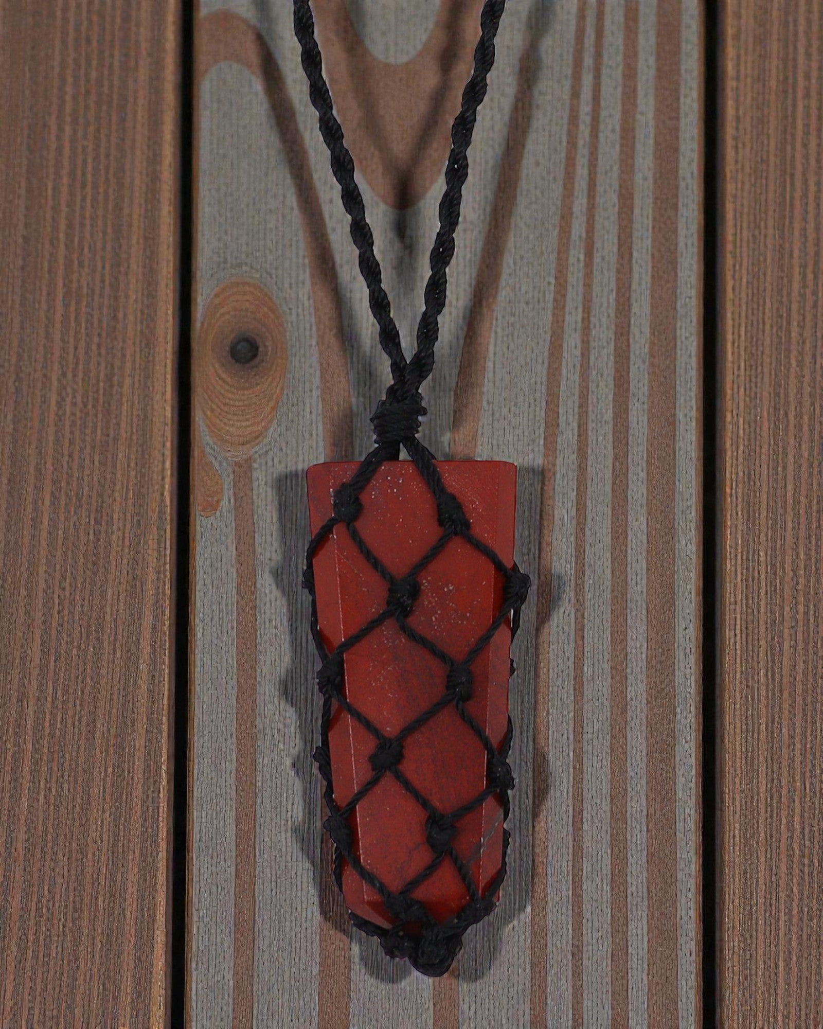 Poder Escarlata – Collar de macramé con jaspe rojo en punta