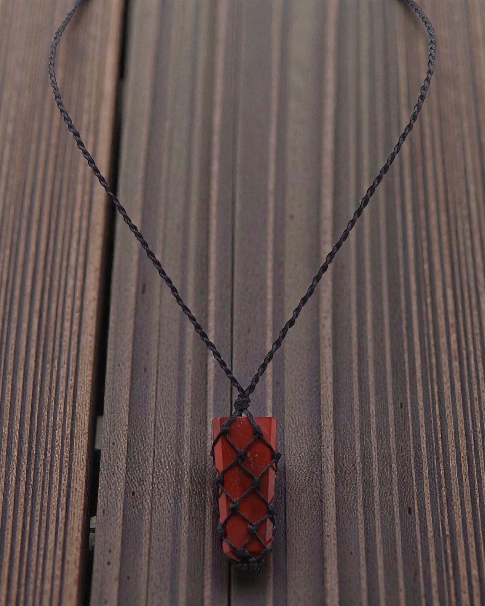 Poder Escarlata – Collar de macramé con jaspe rojo en punta