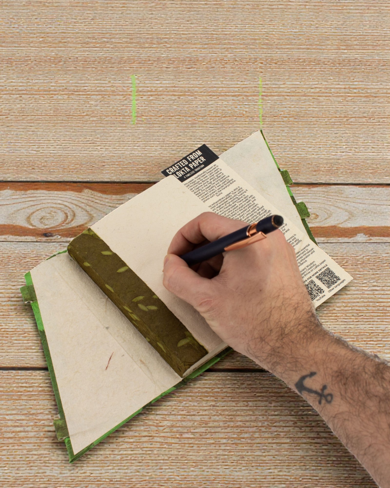 Lokta Susurro del bosque con cierre de bambú – cuaderno 15 × 12 cm, 45 hojas, verde bosque