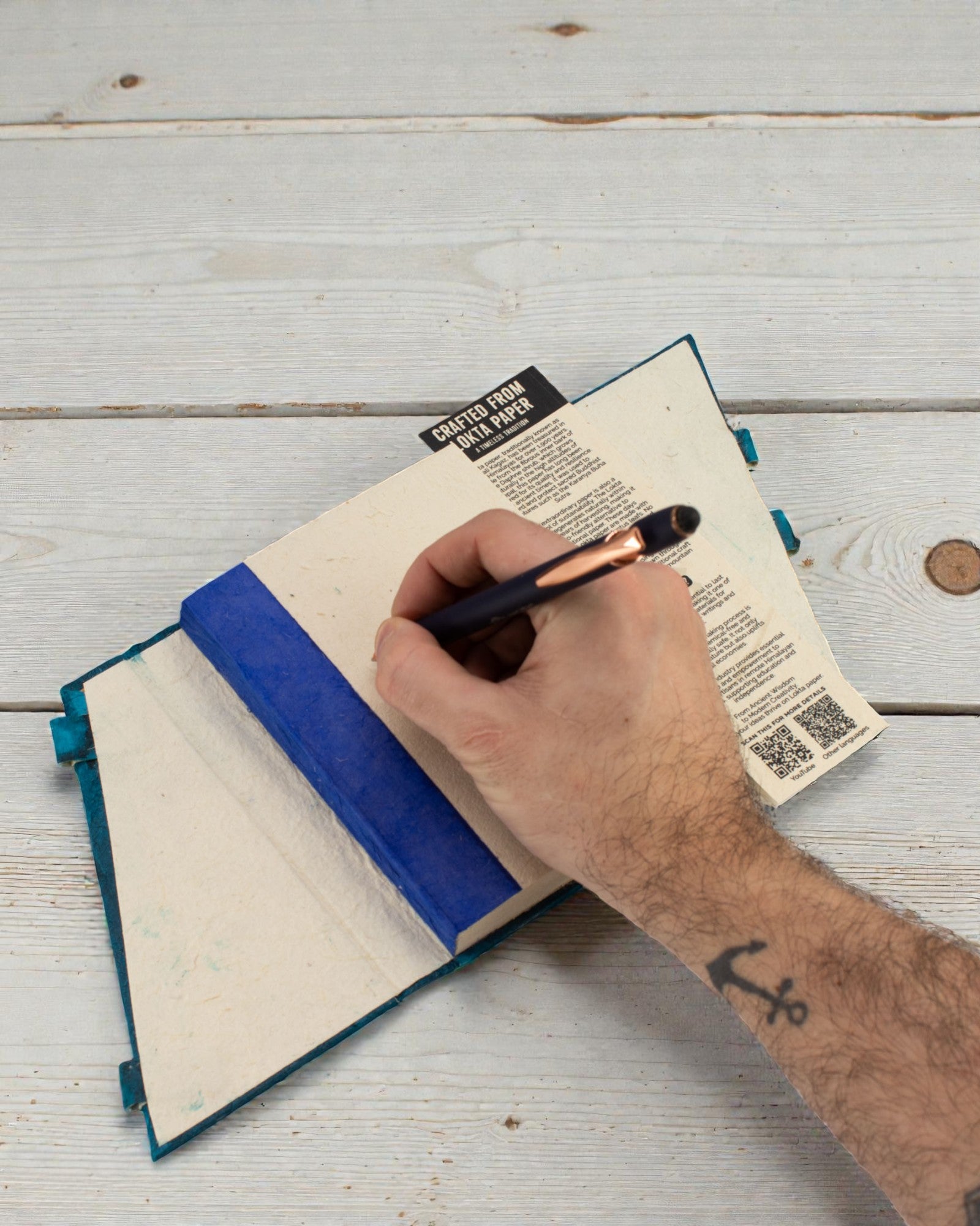 Cuaderno mediano de codo Flores audaces – Azul marino (45 hojas, 15 x 12 cm)