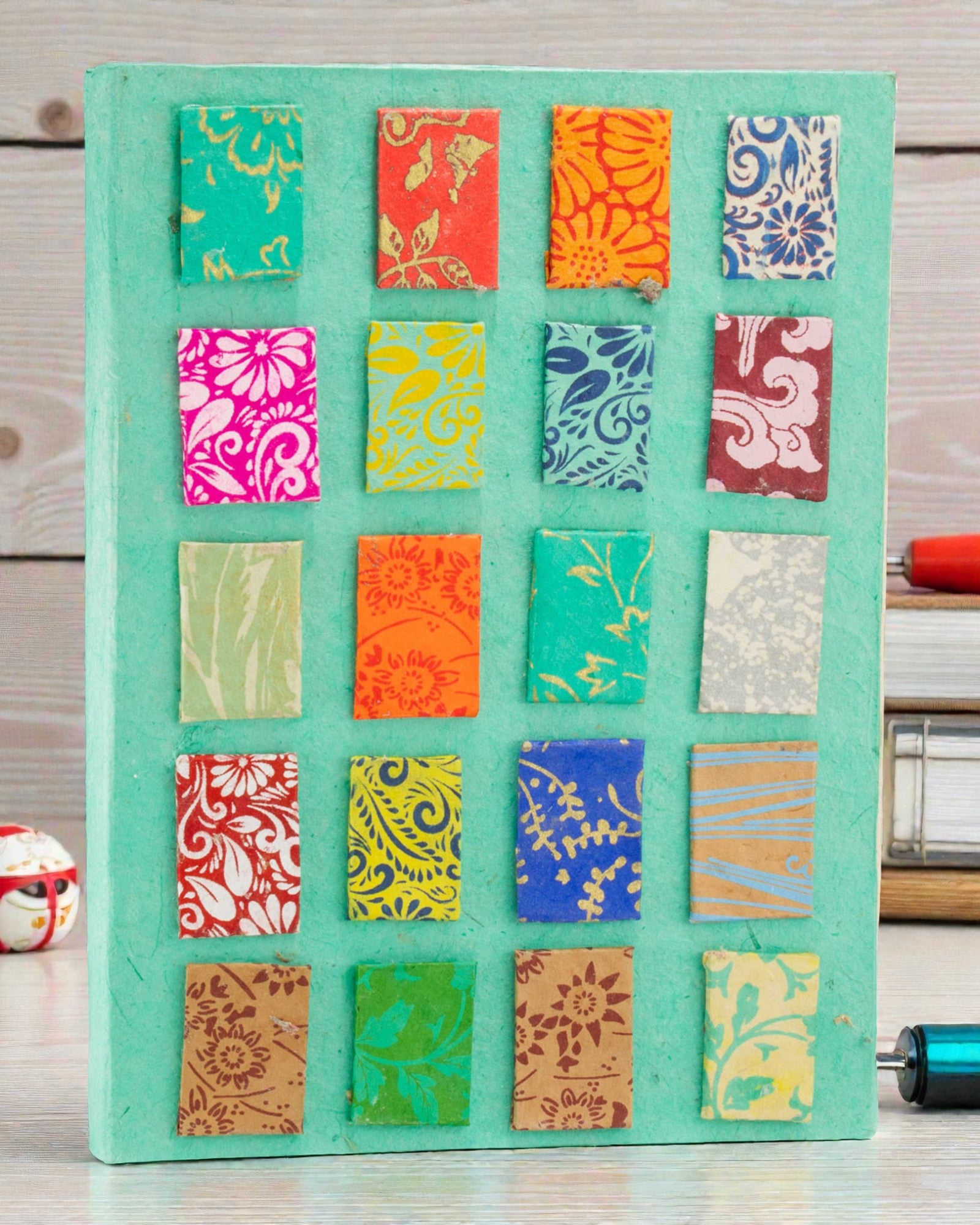 Cuaderno Lokta de baldosas pequeñas – Grande (21x15cm) – 45 hojas – Incluye marcador de notas – verde azulado