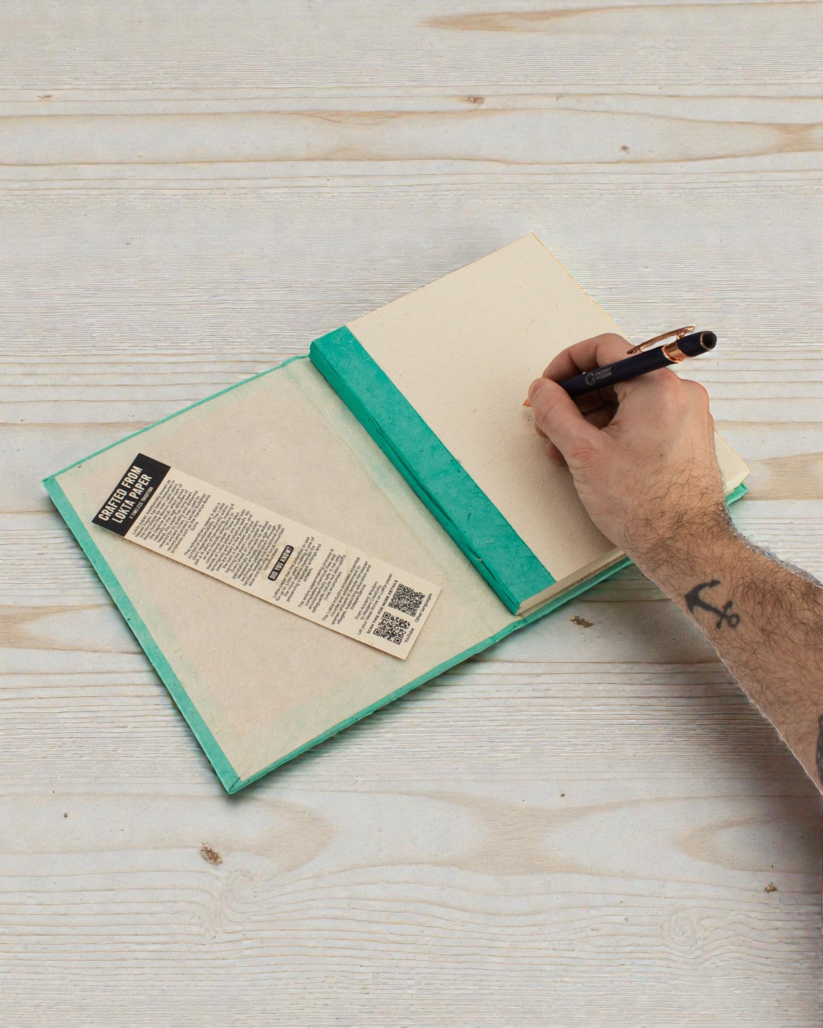 Cuaderno Lokta de baldosas pequeñas – Grande (21x15cm) – 45 hojas – Incluye marcador de notas – verde azulado