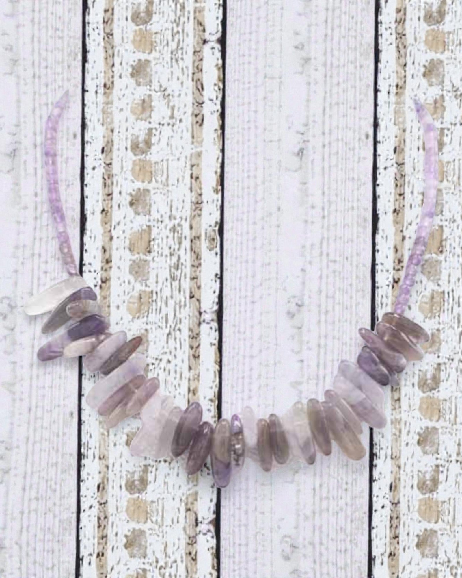 Aura Violeta – Collar de piedras largas de amatista
