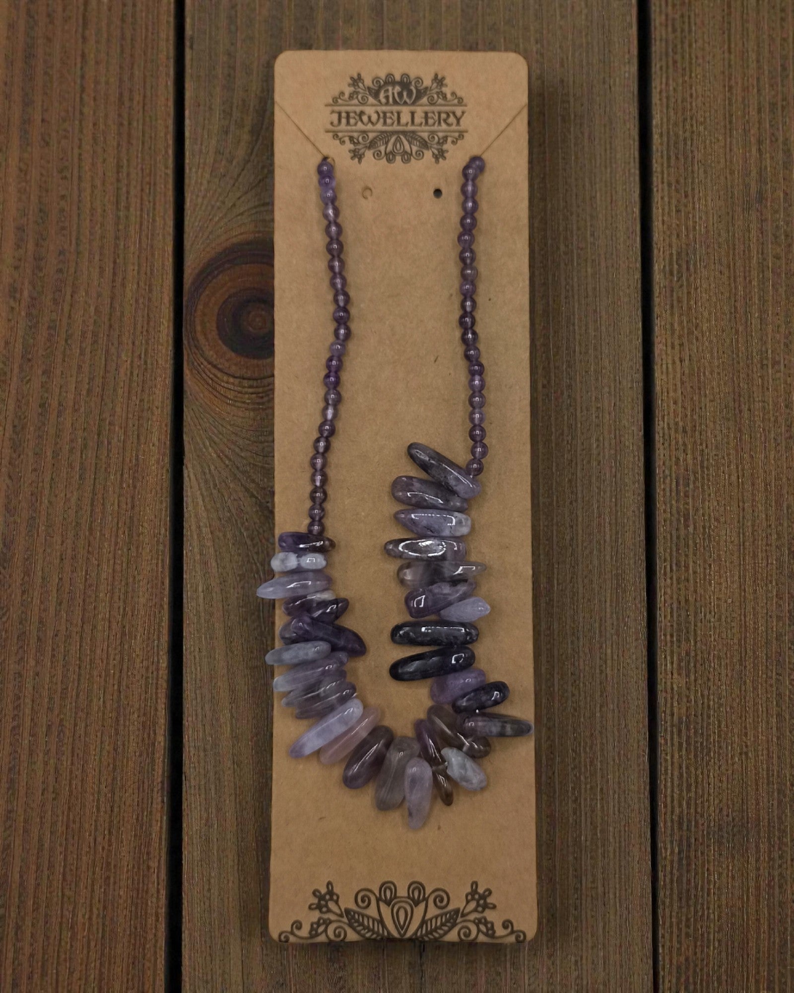Aura Violeta – Collar de piedras largas de amatista
