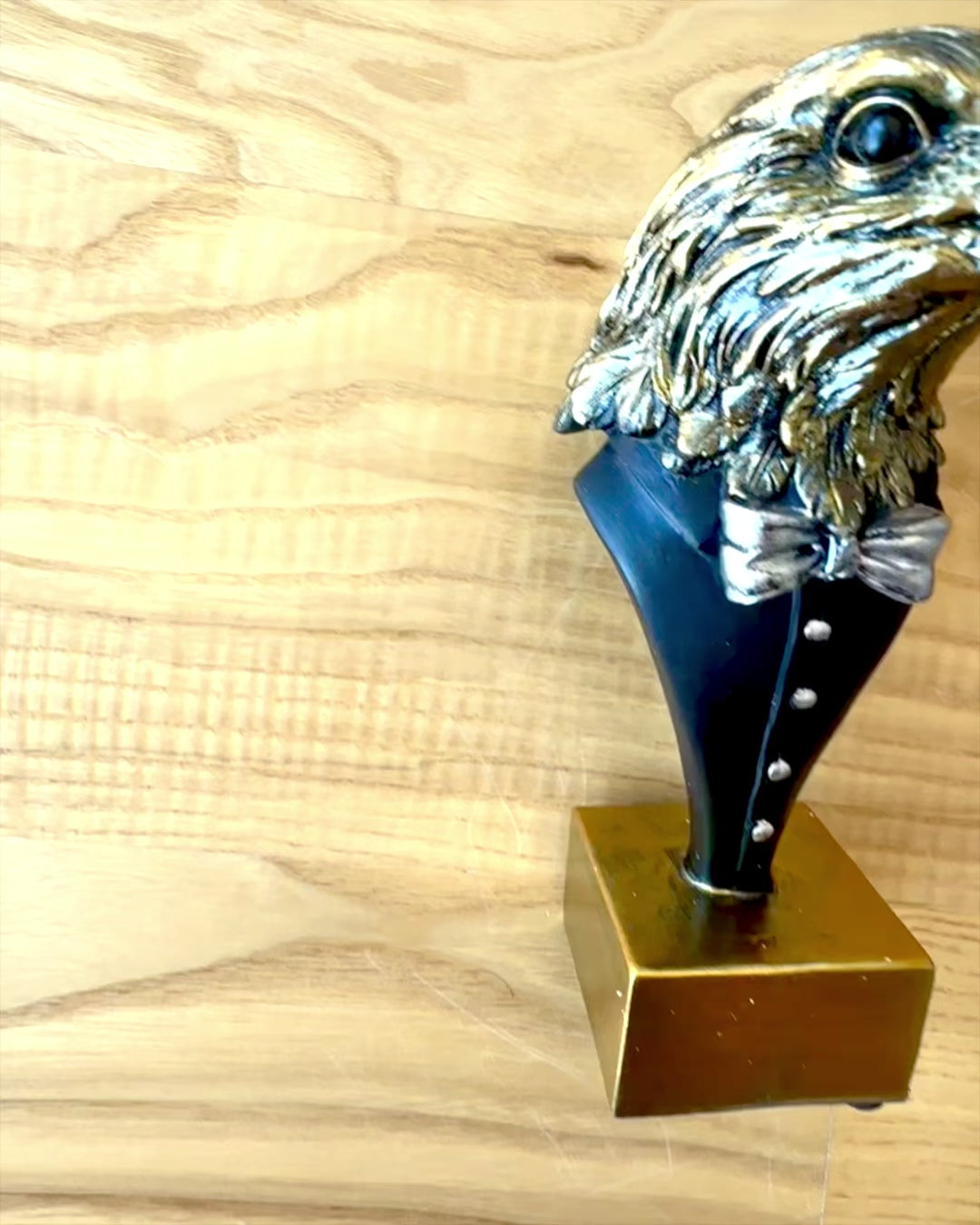 Figura de Cabeza de Águila Büffel Warden – en Elegante Frac con Opción de Grabado para regalo